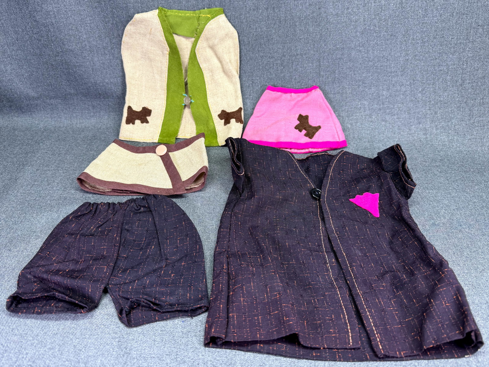 Vintage Handmade Doll Clothes 5-Piece Lot with Felt Scottie Dog Patches. (1 of 6)