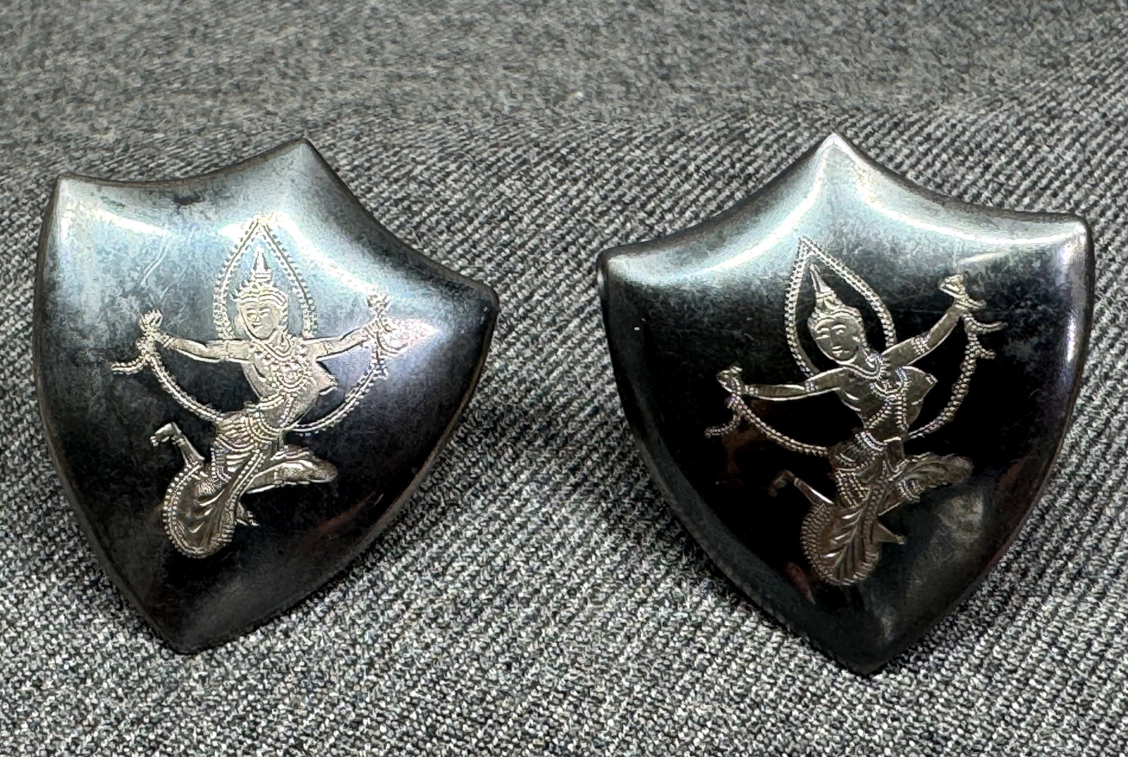 Vintage Mid-Century Siam Sterling Silver Niello Cufflinks. *n: Vintage Mid-Century Siam Sterling Silver Niello Cufflinks. Marked Sterling Made in Siam. For measures please refer to the pictures taken with a measuring tape. Weight: 14.09 Grams. IN HOUSE FLAT SHIPP