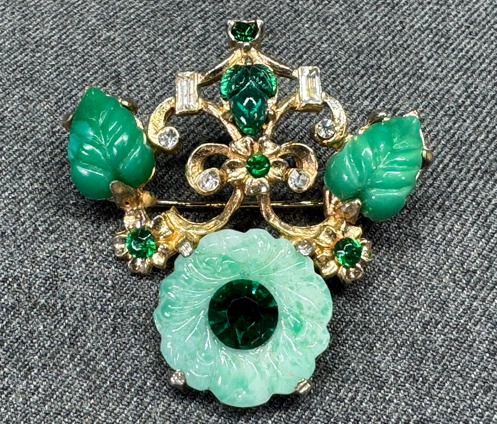 Vintage Karu Molded Peking Glass & Crystals Devant de Corsage Brooch Pin / Pendant. *n: Vintage Karu Molded Peking Glass & Crystals Devant de Corsage Brooch Pin / Pendant. Gold-tone. Marked. For measures please refer to the pictures taken with a measuring tape. Weight: 17 Grams. IN HOUSE