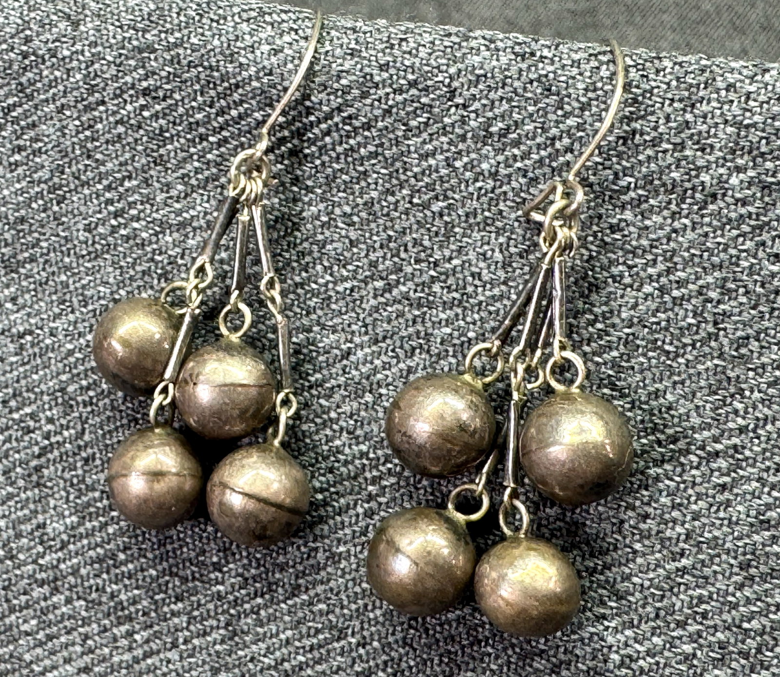Vintage Navajo Sterling Silver Bench Pearls Dangle Pierced Earrings. *n: Vintage Navajo Sterling Silver Bench Pearls Dangle Pierced Earrings. Unmarked. For measures please refer to the pictures taken with a measuring tape. Weight: 2.70 Grams. IN HOUSE FLAT SHIPPING & HANDL