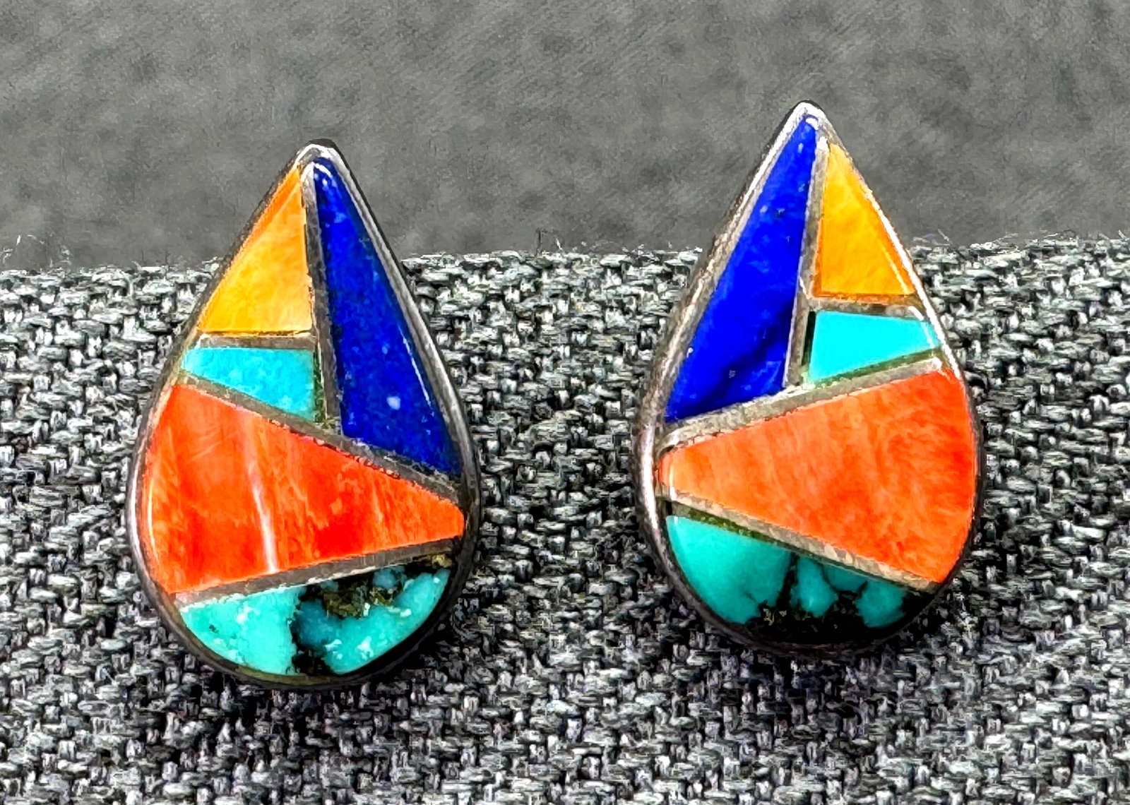 Touch of Santa Fe TSF Joan Charlie JC Sterling Multi-Stone Inlay Stud Earrings. *n: Vintage Navajo Joan Charlie JC Touch of Santa Fe TSF Sterling Turquoise Spiny Oyster Lapis Inlay Stud Earrings. Marked. For measures please refer to the pictures taken with a measuring tape. Weight: 4