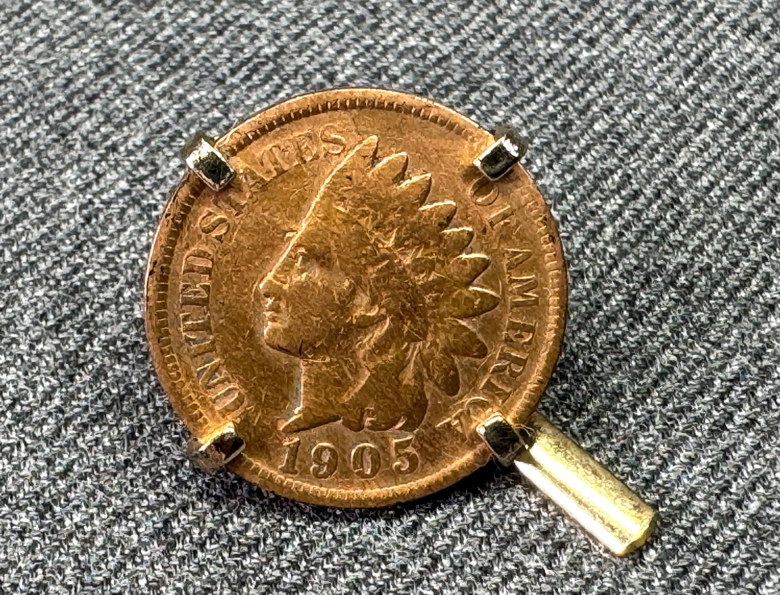 Vintage Swank Tie Chain Clip. 1905 US Indian Head Penny. Gold-Tone . *n: Vintage Swank Tie Chain Clip with 1905 US Indian Head Penny. Gold-Tone . Marked. For measures please refer to the pictures taken with a measuring tape. Weight: Grams. IN HOUSE FLAT SHIPPING & HANDLING