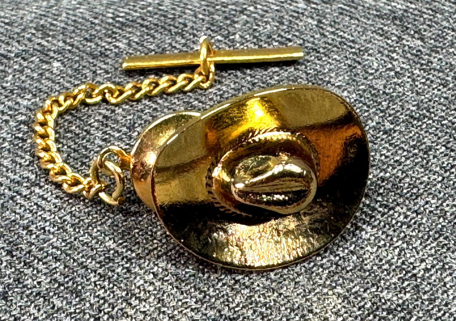 Vintage Figural Cowboy Hat Tie Tack with Safety Chain. Gold-Tone. *n: Vintage Gold-Tone Figural Cowboy Hat Tie Tack with Safety Chain. Unmarked. For measures please refer to the pictures taken with a measuring tape. Weight: 5 Grams. IN HOUSE FLAT SHIPPING & HANDLING COS