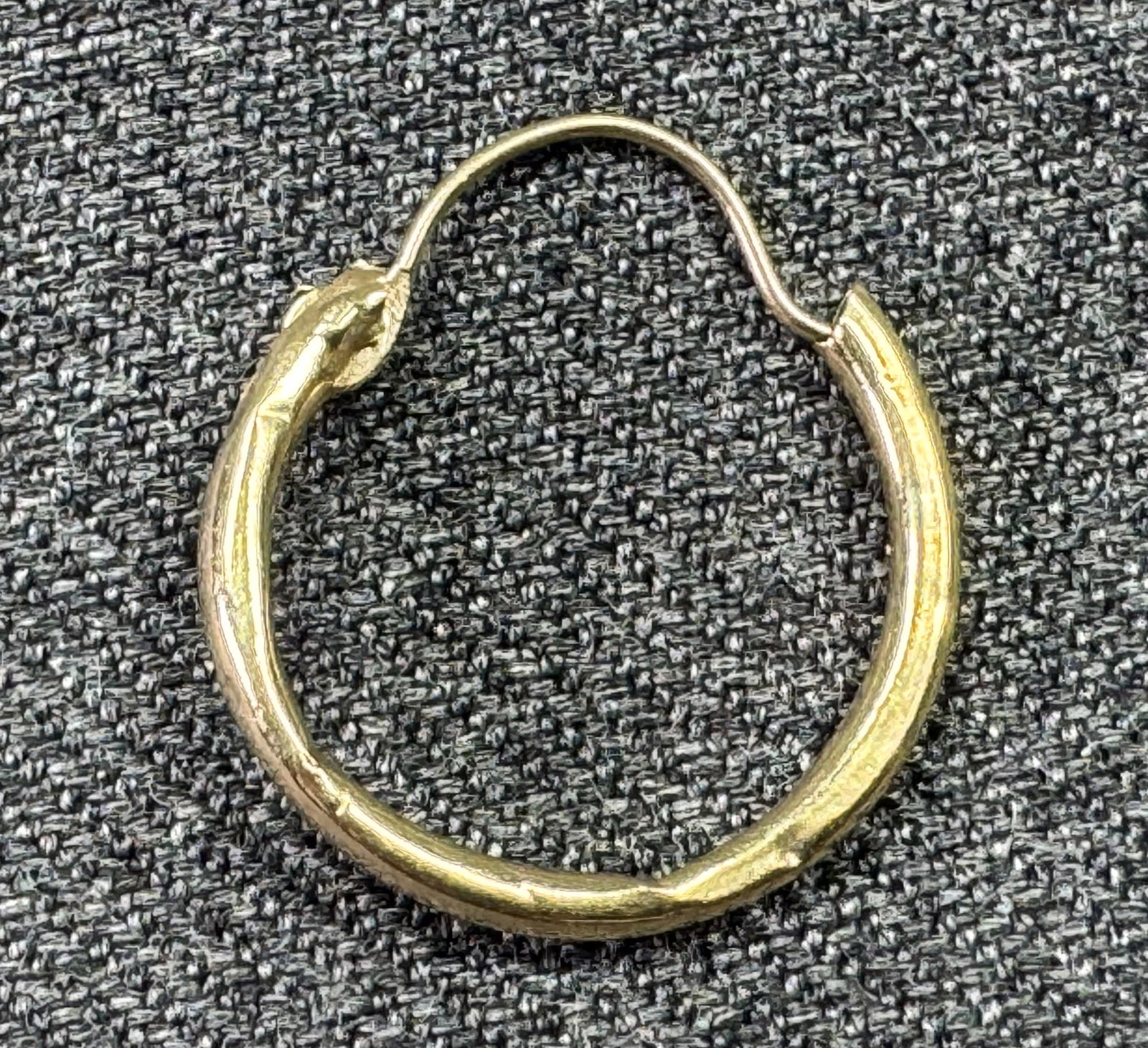 Single 14K Yellow Gold Hoop Earring - 0.18g. Dented. Parts. Repair. *n: Single 14K Yellow Gold Hoop Earring - 0.18g. Dented. Parts. Repair. Marked. For measures please refer to the pictures taken with a measuring tape. Weight: 0.18 Grams. IN HOUSE FLAT SHIPPING & HANDLING