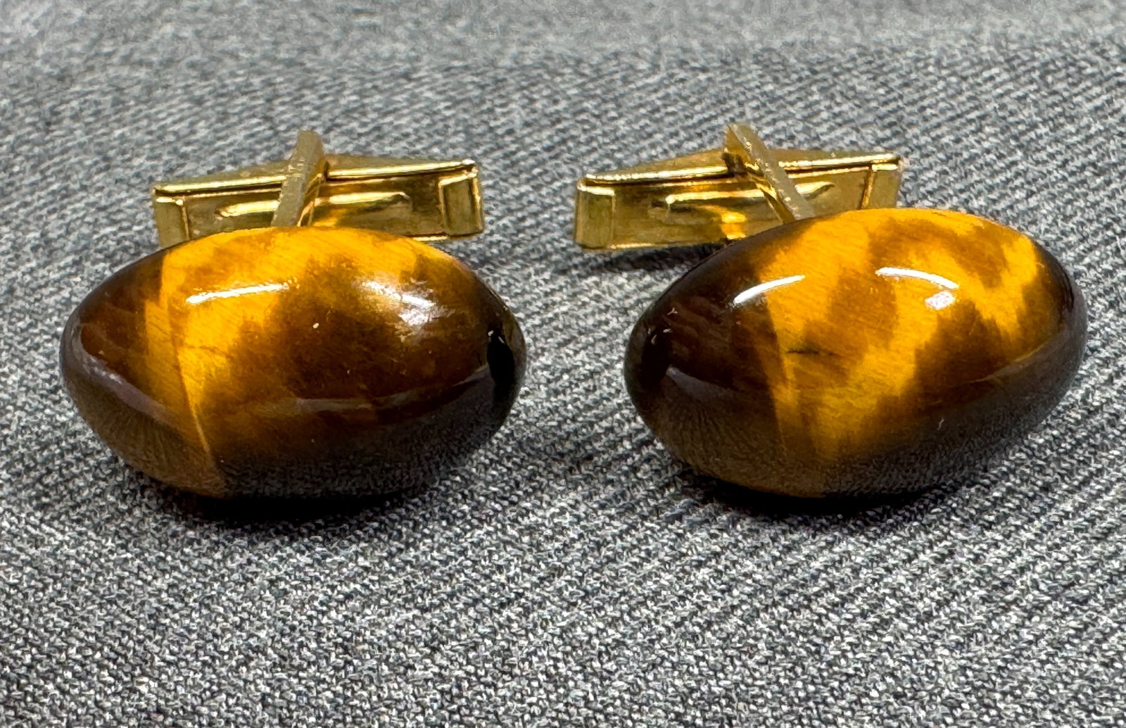 Vintage Mid-Century Tiger's Eye Oval Cabochon Cufflinks. Gold -tone. *n: Vintage Mid-Century Tiger's Eye Oval Cabochon Cufflinks. Gold -tone. Unmarked. For measures please refer to the pictures taken with a measuring tape. Weight: 10 Grams. IN HOUSE FLAT SHIPPING & HANDLIN