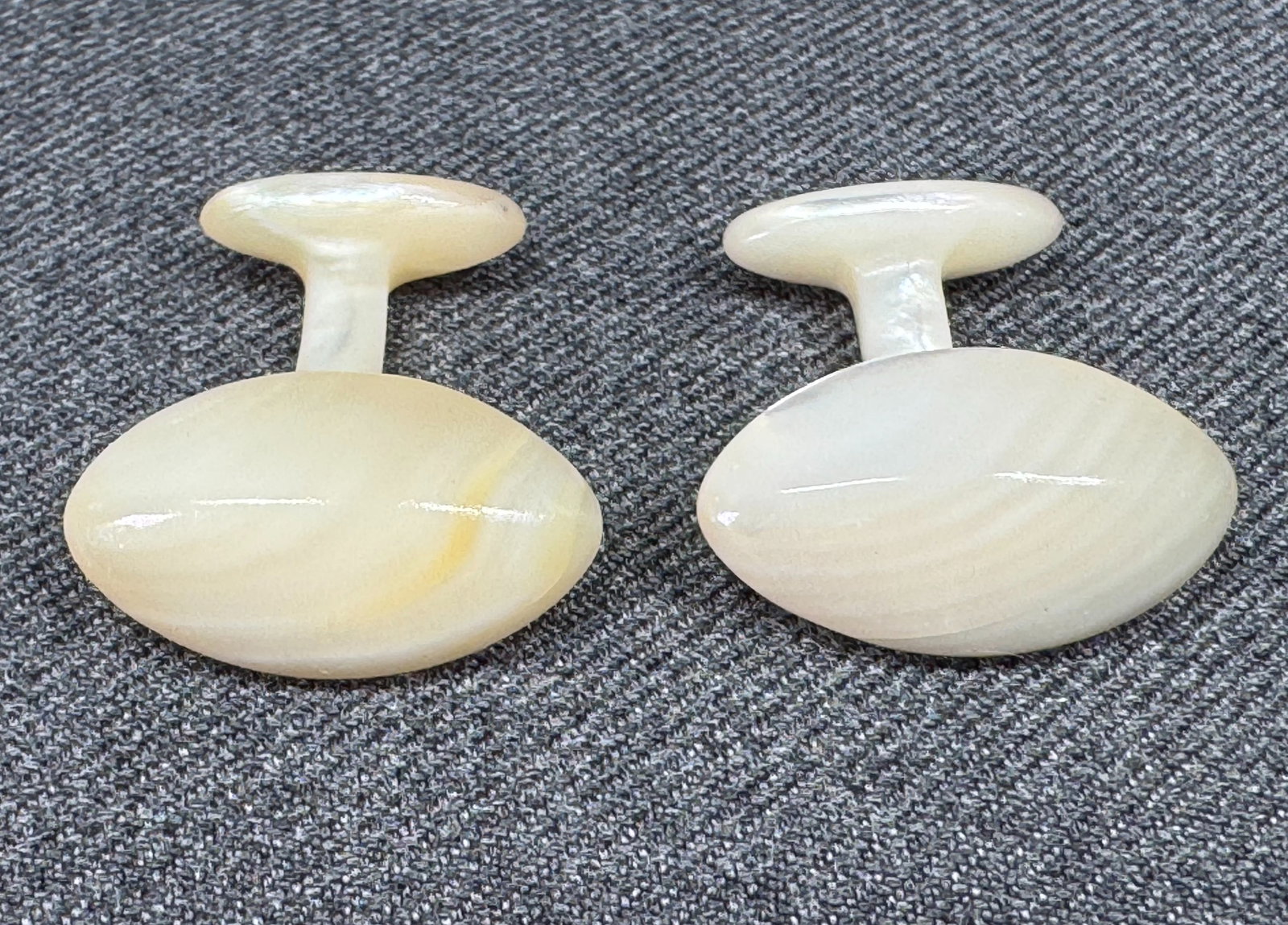 Antique Victorian / Edwardian Hand-Carved Solid Mother of Pearl Cufflinks, *n: Antique Victorian / Edwardian Hand-Carved Solid Mother of Pearl Cufflinks, Unmarked. For measures please refer to the pictures taken with a measuring tape. Weight: 8 Grams. IN HOUSE FLAT SHIPPING & HA