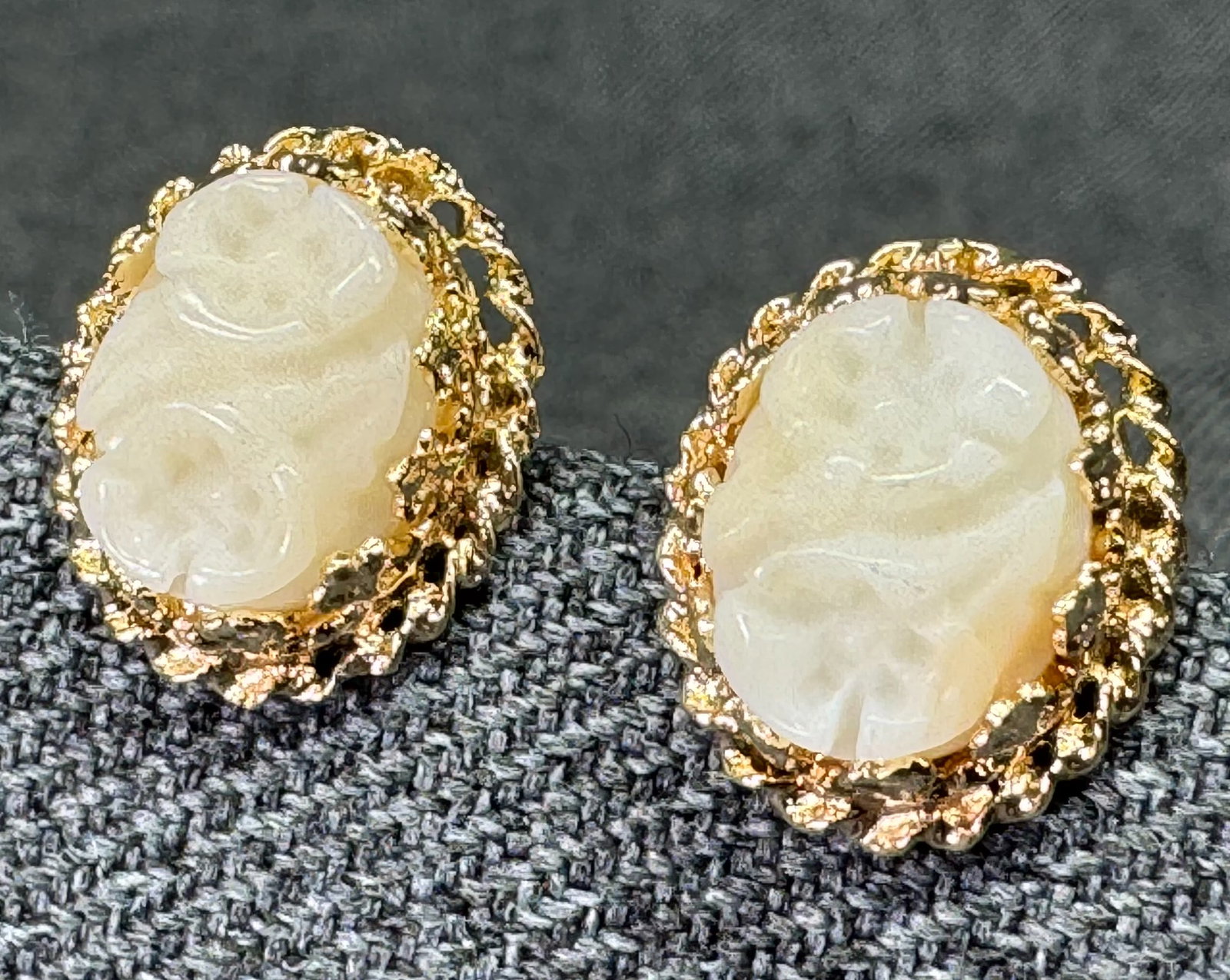 Vintage 14K Gold & Hand-Carved Creamy Angel Skin Coral Floral Earrings. 3.14 Grams *n: Vintage 14K Gold & Hand-Carved Creamy Angel Skin Coral Floral Earrings. Marked 14K. For measures please refer to the pictures taken with a measuring tape. Weight: 3.14 Grams. IN HOUSE FLAT SHIPPING & 