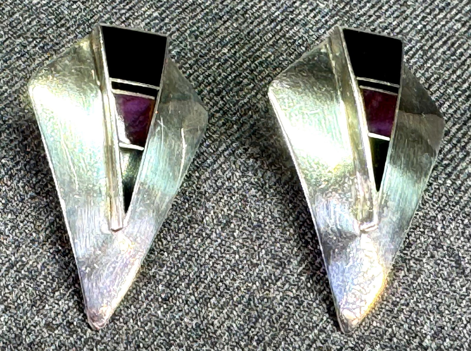 Vintage Ray Tracey Navajo Sterling Sugilite Onyx Inlay Post Earrings. Feather Hallmark. *n: Vintage Ray Tracey Navajo Sterling Sugilite Onyx Inlay Post Earrings. Marked Sterling and Feather Hallmark. For measures please refer to the pictures taken with a measuring tape. Weight: 7.62 Grams. I