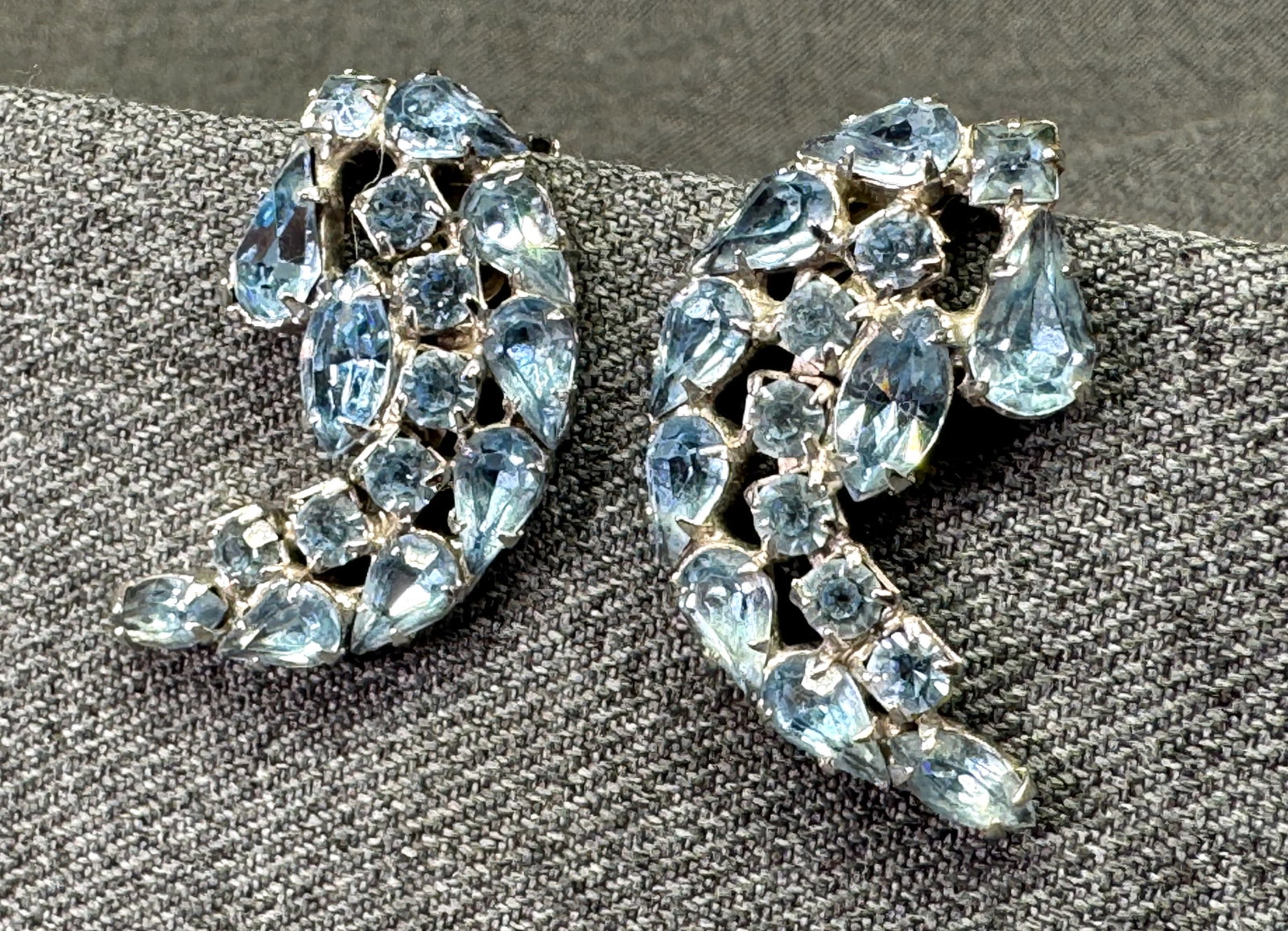 Vintage Juliana Style Light Blue Crystal Paisley Ear Climber Clip-On Earrings. *n: Vintage Juliana Style Light Blue Crystal Paisley Ear Climber Clip-On Earrings. Silver-tone. Unmarked. For measures please refer to the pictures taken with a measuring tape. Weight: 13 Grams. IN HOUSE 