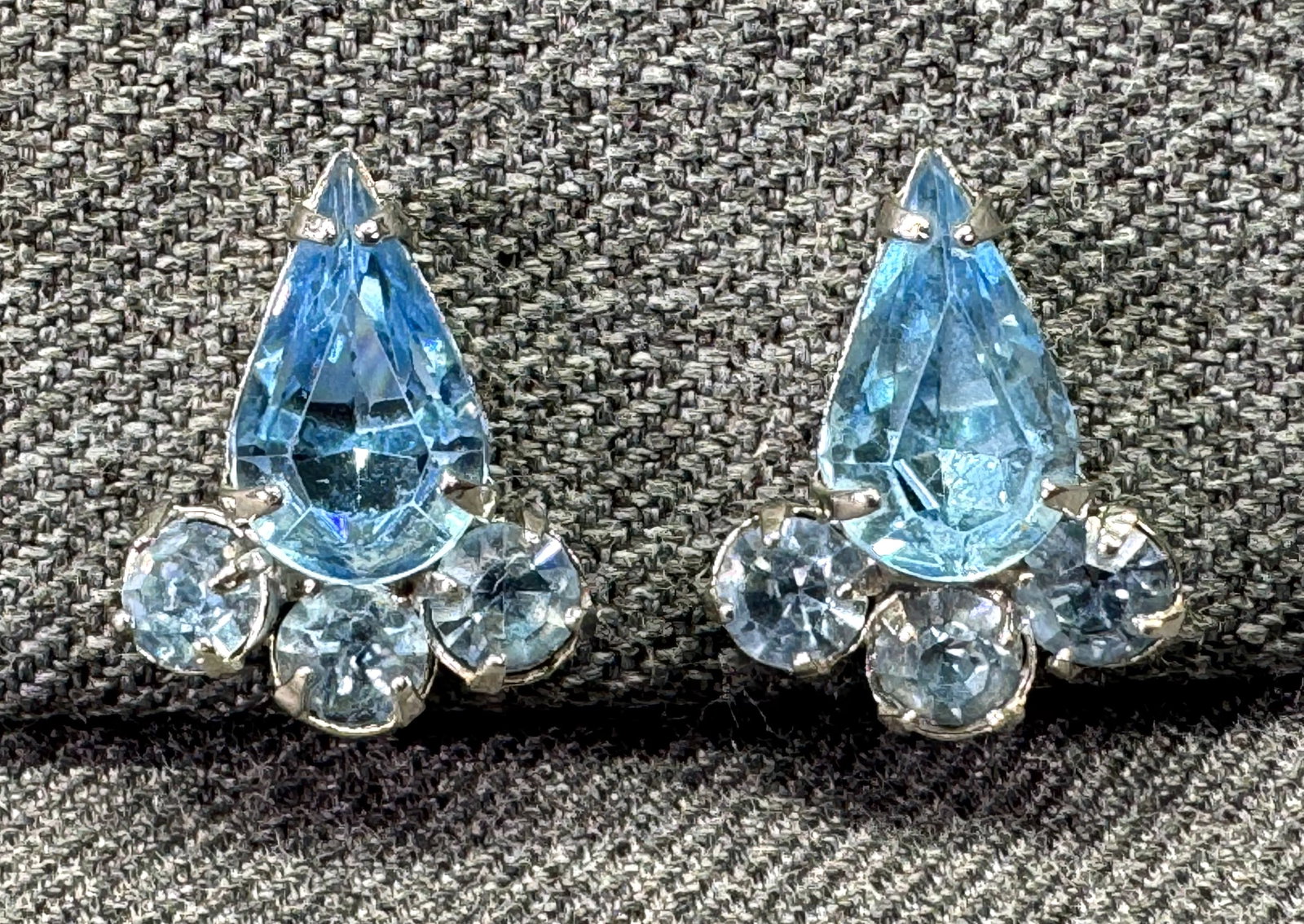 Vintage Coro Mid Century Aqua Blue Teardrop Crystal Screw back Earrings. *n: Vintage Coro Mid Century Aqua Blue Teardrop Crystal Screw back Earrings. Silver-tone. Marked. For measures please refer to the pictures taken with a measuring tape. Weight: 5 Grams. IN HOUSE FLAT SHIP