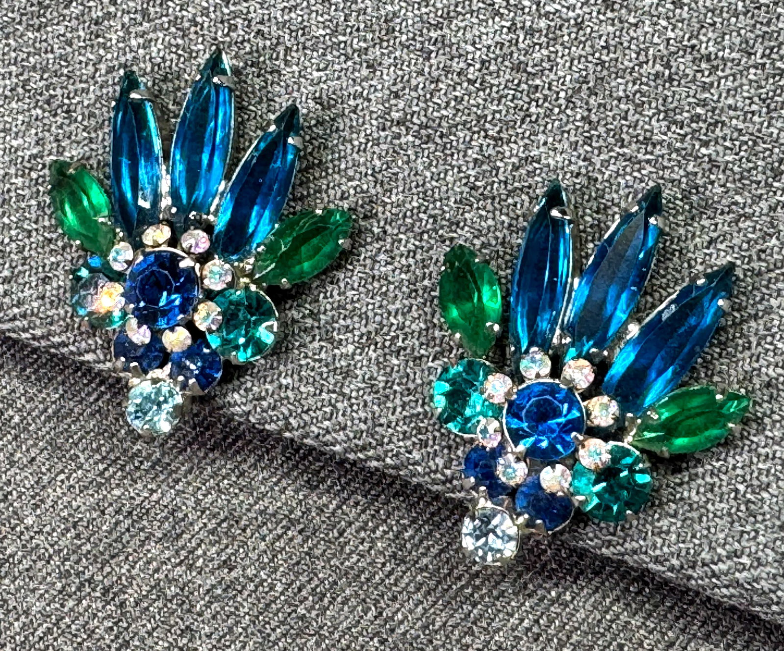 Vintage D&E Juliana Peacock Blue Green AB Crystal Flower Fan Clip-on Earrings. *n: Vintage Coro Mid Century Aqua Blue Teardrop Crystal Screw back Earrings. Silver-tone. Unmarked. For measures please refer to the pictures taken with a measuring tape. Weight: 15 Grams. IN HOUSE FLAT S