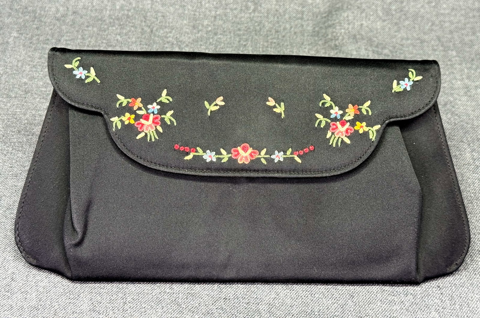Vintage French Hand Embroidered Floral Black Satin Envelope Clutch Purse. *n: Vintage French Hand Embroidered Floral Black Satin Envelope Clutch Purse. Fabric label Hand Made in France. For measures please refer to the pictures taken with a measuring tape. Weight: 70 Grams. IN 