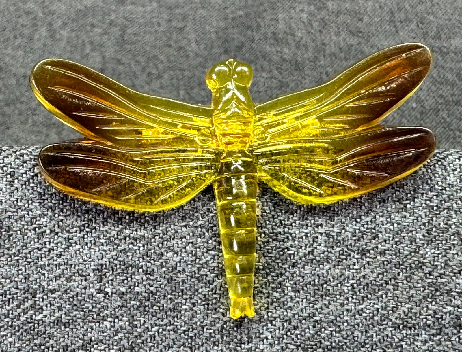Modern Amber-Tone Molded Plastic Dragonfly Brooch Pin. *n: Modern Amber-Tone Plastic Dragonfly Brooch Pin. Unmarked. For measures please refer to the pictures taken with a measuring tape. Weight: 6 Grams. IN HOUSE FLAT SHIPPING & HANDLING COST WITHIN ALL THE 
