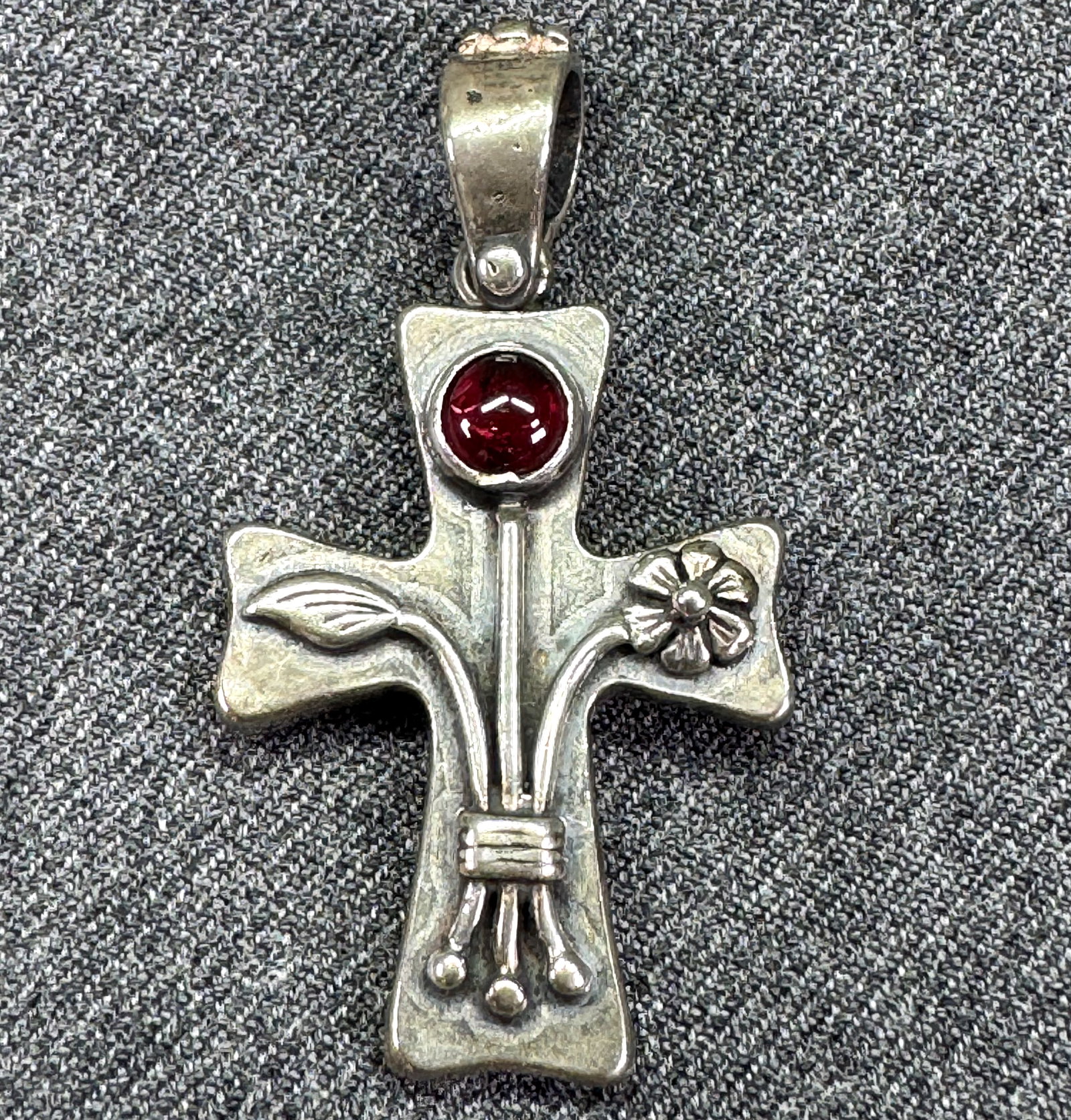 Vintage Artisan Studio Garnet Cabochon Sterling Silver Floral Cross Pendant. *n: Vintage Artisan Studio Garnet Cabochon Sterling Silver Floral Cross Pendant. Marked with a flowe vase with flowers, 288 and 925. For measures please refer to the pictures taken with a measuring tape. 