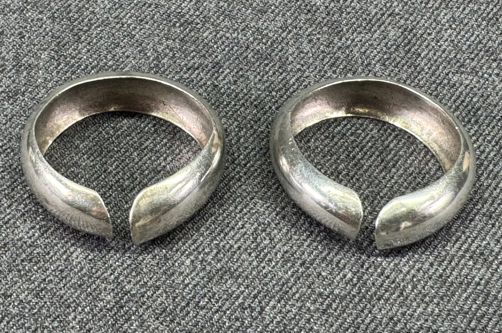 Vintage Modernist Style Sterling Silver Open Dome Ear Cuffs. *n: Vintage Modernist Style Sterling Silver Open Dome Ear Cuffs. Unmarked . For measures please refer to the pictures taken with a measuring tape. Weight: 6.37 Grams. IN HOUSE FLAT SHIPPING & HANDLING COS