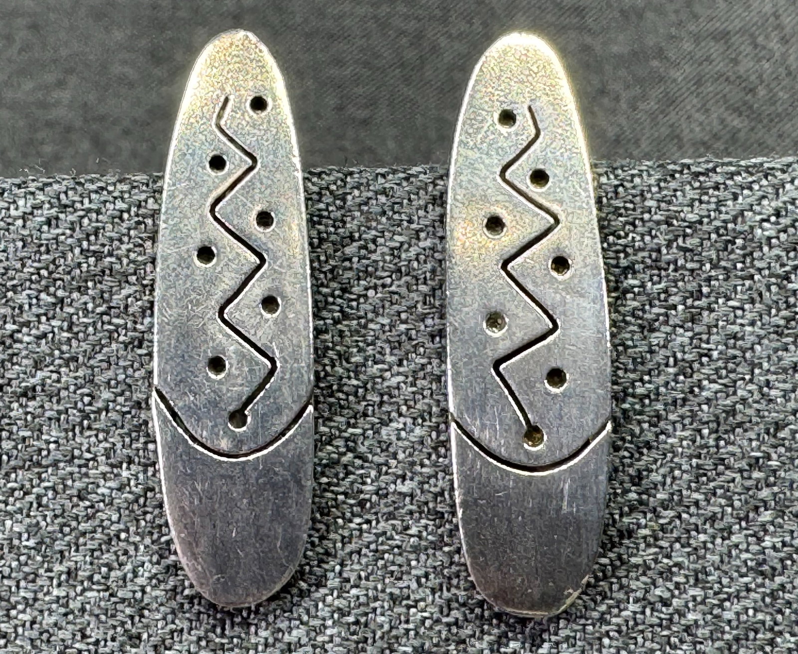Vintage Taxco Mexican Native American Style Sterling Silver Stud Earrings TC-155. *n: Vintage Taxco Mexico Native American Style Sterling Silver Stud Earrings. TC-155. Oxidized Zig-Zag & Dots . Marked. For measures please refer to the pictures taken with a measuring tape. Weight: 10.70