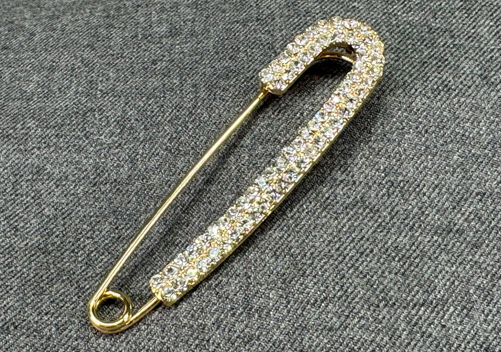 Vintage Gold-Tone Rhinestone Oversized Safety Pin Brooch. #n: Vintage Gold-Tone Rhinestone Oversized Safety Pin Brooch Unmarked. For measures please refer to the pictures taken with a measuring tape. Weight: 11 Grams. IN HOUSE FLAT SHIPPING & HANDLING COST WITHI