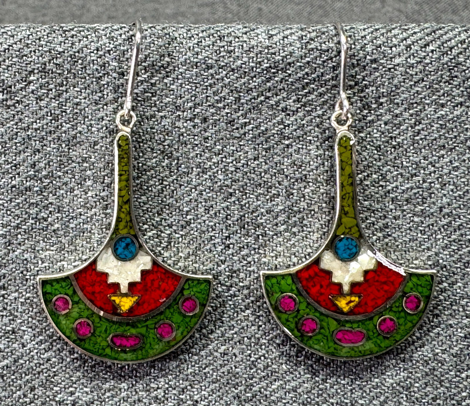 Ten Thousand Villages Peru Inlay Temple Wall Sterling Silver Dangle Earrings. #n: Ten Thousand Villages Peru Inlay Temple Wall Sterling Silver Dangle Earrings. Unmarked. Unused in card. For measures please refer to the pictures taken with a measuring tape. Weight: 6 Grams. IN HOUSE