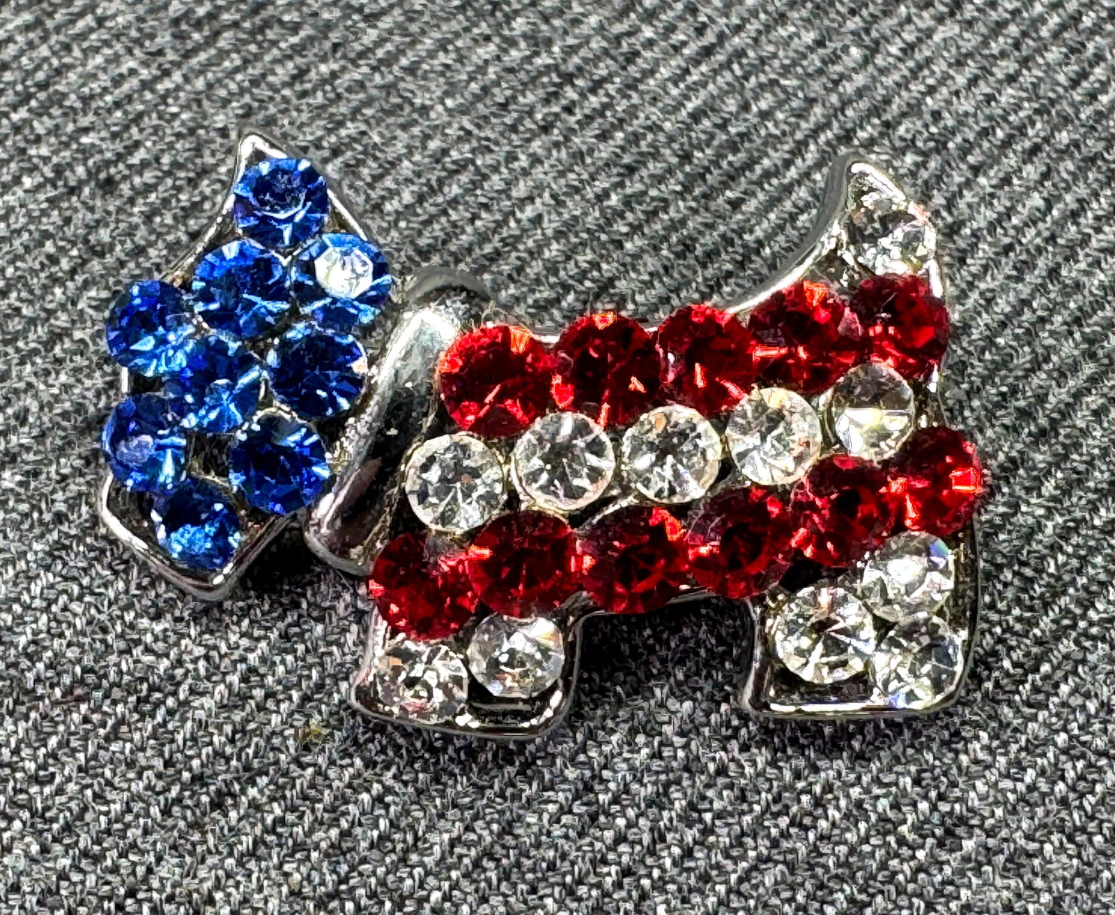 Retro Style Rhinestone Patriotic Scottie Dog Pin. *n: Vintage Silver-Tone Patriotic Rhinestone Scottie Dog Brooch Pin. Unmarked. For measures please refer to the pictures taken with a measuring tape. Weight: 6 Grams. IN HOUSE FLAT SHIPPING & HANDLING COS