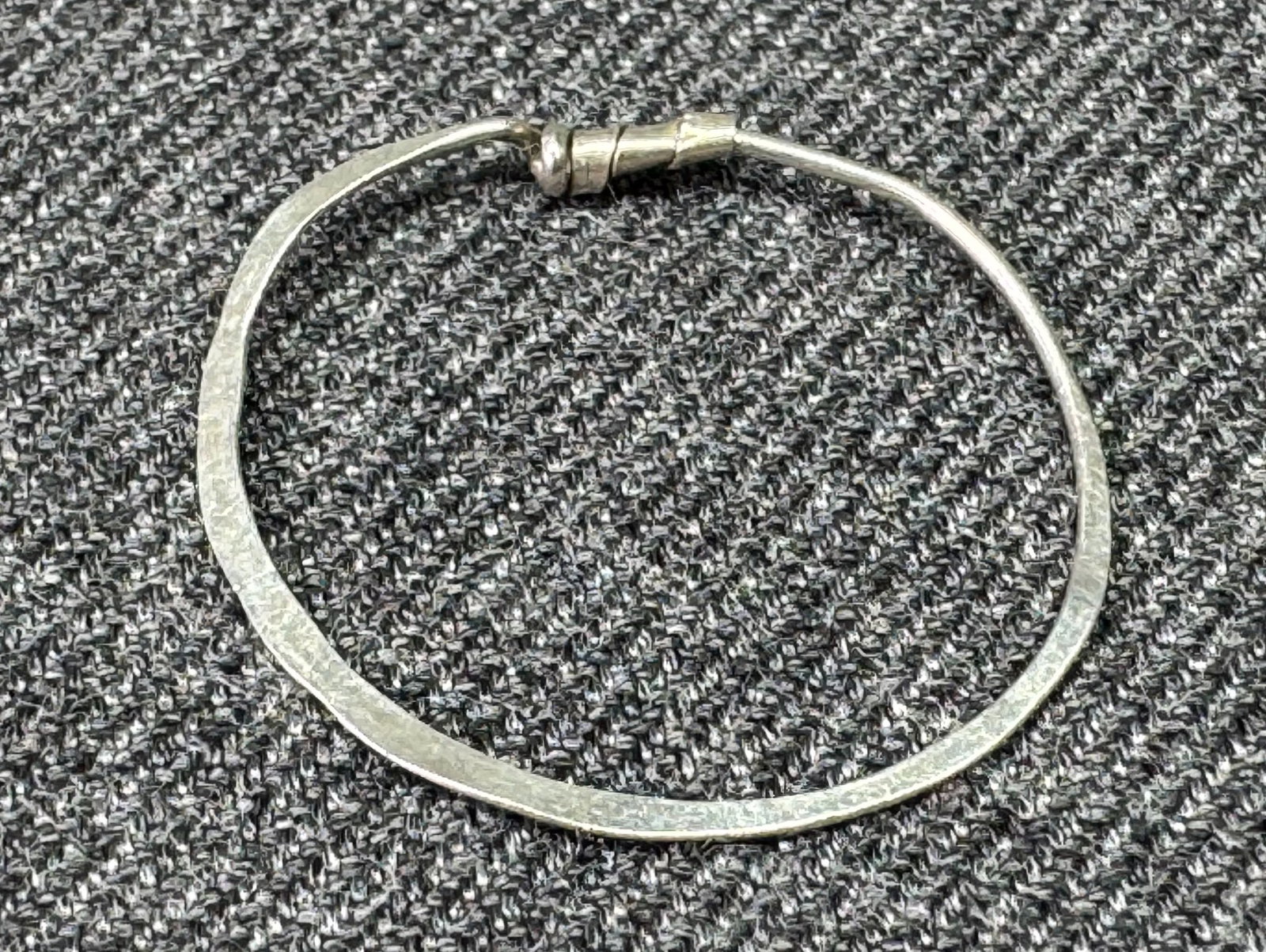 Handcrafted Sterling Single Hoop Earring *n: Vintage Artisan Sterling Silver Handcrafted Single Hoop Earring. Unmarked. For measures please refer to the pictures taken with a measuring tape. Weight: 0.24 Grams. IN HOUSE FLAT SHIPPING & HANDLING 