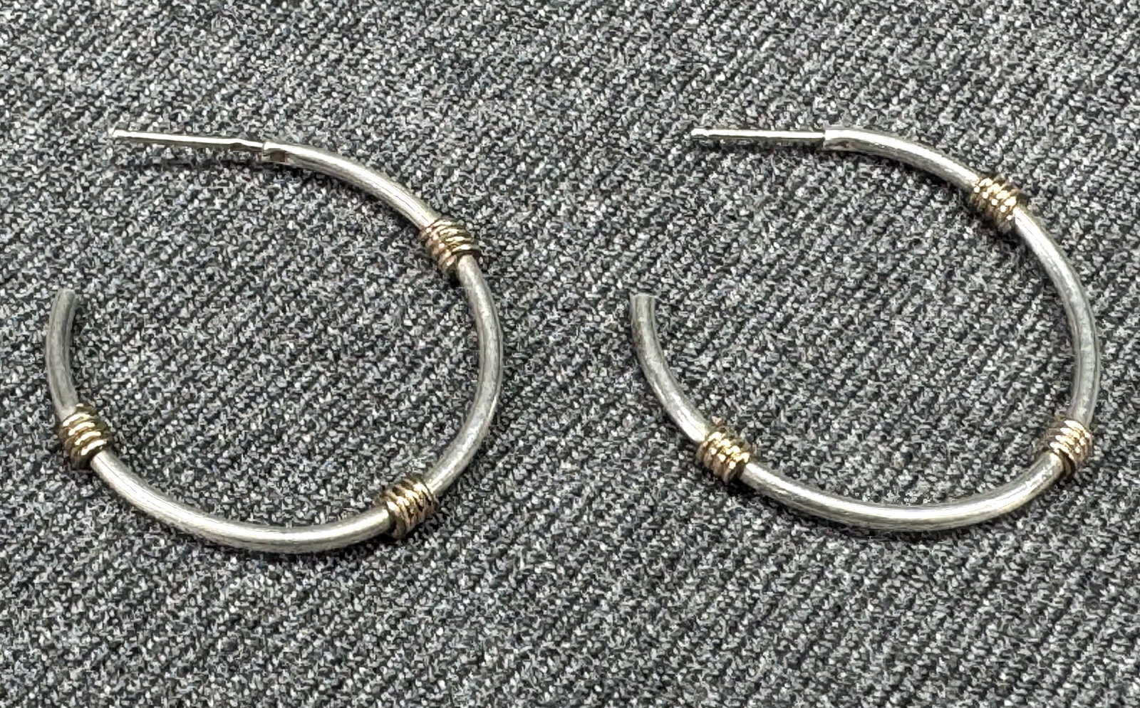 1980s Tiffany Style Sterling Hoop Earrings. *n: Sterling & Gold Filled Sterling Triple Wire Wrapped Hoop Stud Earrings. Tiffany Style. Unmarked. For measures please refer to the pictures taken with a measuring tape. Weight: 1.60 Grams. IN HOUSE FLA