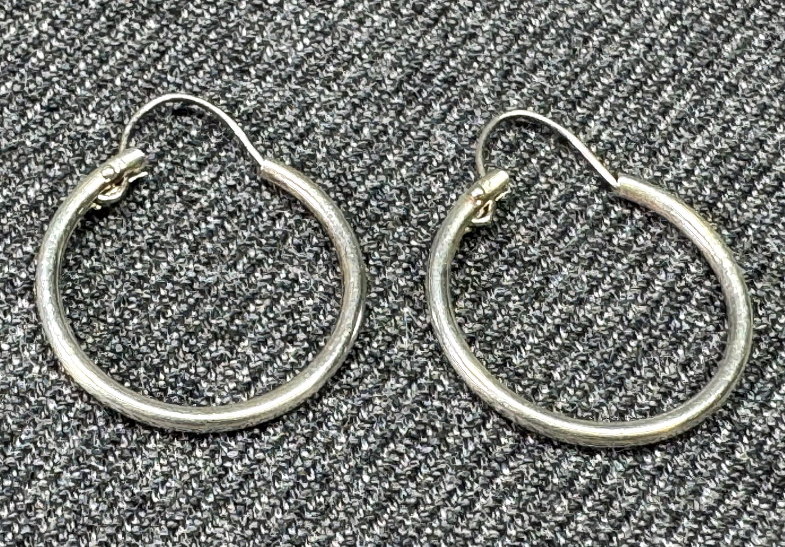 1970s Sterling Silver Flexible Hoop Earrings. *n: Vintage 1970s Sterling Silver Flexible Hoop Earrings. Unmarked. For measures please refer to the pictures taken with a measuring tape. Weight: 0.40 Grams. IN HOUSE FLAT SHIPPING & HANDLING COST WITHIN