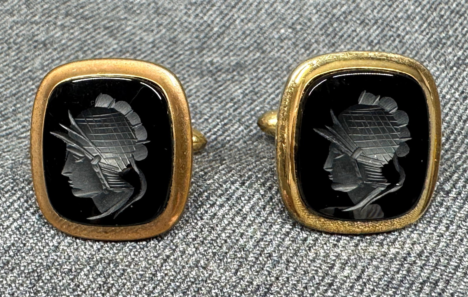 1950s Correct Intaglio Onyx Roman Cufflinks *n: Mid Century Correct Gold Filled Hand Carved Intaglio Black Onyx Roman Centurion Cufflinks. Marked. For measures please refer to the pictures taken with a measuring tape. Weight: 8 Grams. IN HOUSE FLAT