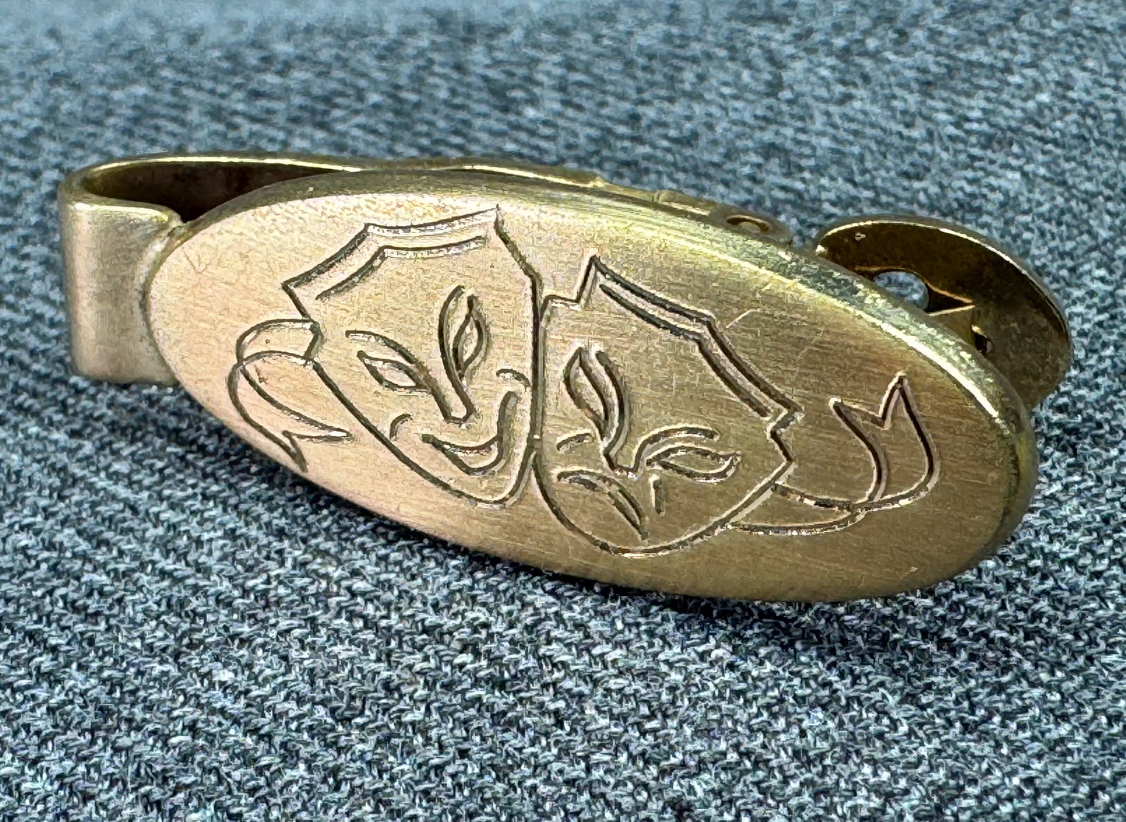 1950s Anson Theater Mask Tie Clip. #n: Vintage Anson Comedy Tragedy Theater Mask Tie Bar Clip. Gold Tone. Marked. For measures please refer to the pictures taken with a measuring tape. Weight: 9 Grams. IN HOUSE FLAT SHIPPING & HANDLING COS