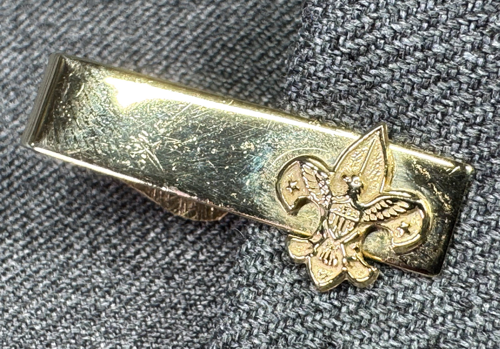 1950s Boy Scouts BSA Robbins Co Tie Clip. #n: Vintage BSA Boy Scouts of America Tie Bar Clip Robbins Co Attleboro Gold Tone. Marked. For measures please refer to the pictures taken with a measuring tape. Weight: 5 Grams. IN HOUSE FLAT SHIPPING & 