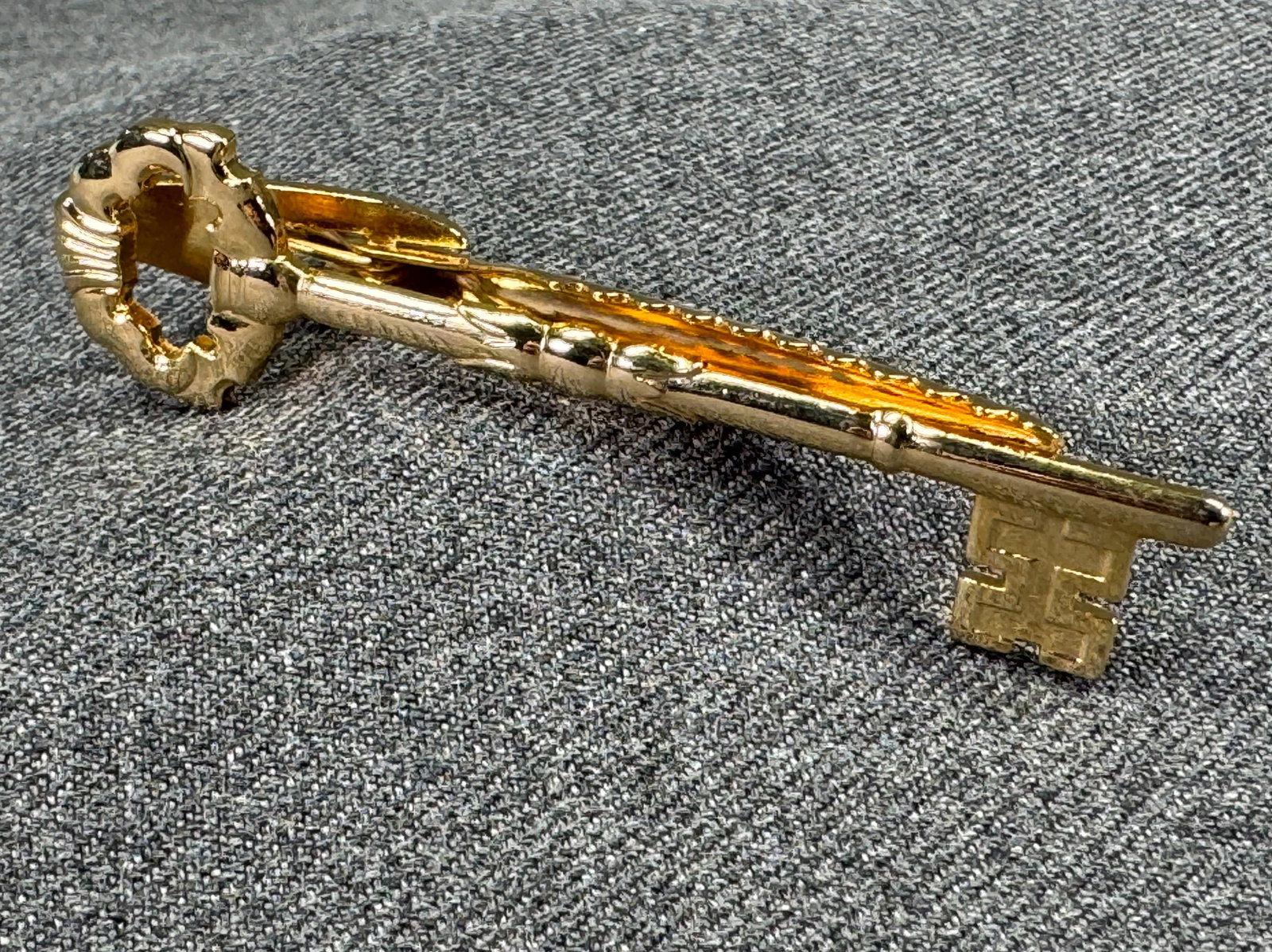 1950s Hickok Skeleton Key Tie Clip. #n: Vintage 1950s Hickok USA Gold Tone Skeleton Key Tie Clip 3" Bar. Marked. For measures please refer to the pictures taken with a measuring tape. Weight: 7 Grams. IN HOUSE FLAT SHIPPING & HANDLING COST 