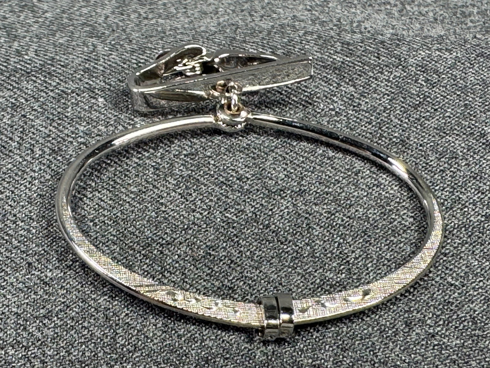 1950s Swank Adjustable Loop Tie Clip. #n: MCM Vintage SWANK Expandable Teardrop Loop Tie Clasp. Silver Tone Textured. Marked . For measures please refer to the pictures taken with a measuring tape. Weight: 8 Grams. IN HOUSE FLAT SHIPPING & HA