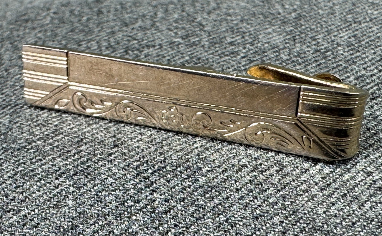 1950s Scrolls Blank monogram Tie Clip. #n: MCM Retro Ornate Scroll Pattern Blank Monogram Men's Tie Clip Clasp. Gold-tone. Unmarked . For measures please refer to the pictures taken with a measuring tape. Weight: 5 Grams. IN HOUSE FLAT SHIPPIN