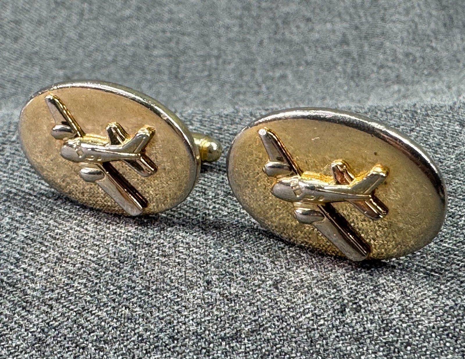 1950s Beechcraft Twin Bonanza Cufflinks. #n: Vintage Beechcraft Twin Bonanza Airplane Cufflinks. Mid CenturyGold-tone. Marked . For measures please refer to the pictures taken with a measuring tape. Weight: 16 Grams. IN HOUSE FLAT SHIPPING & HAN