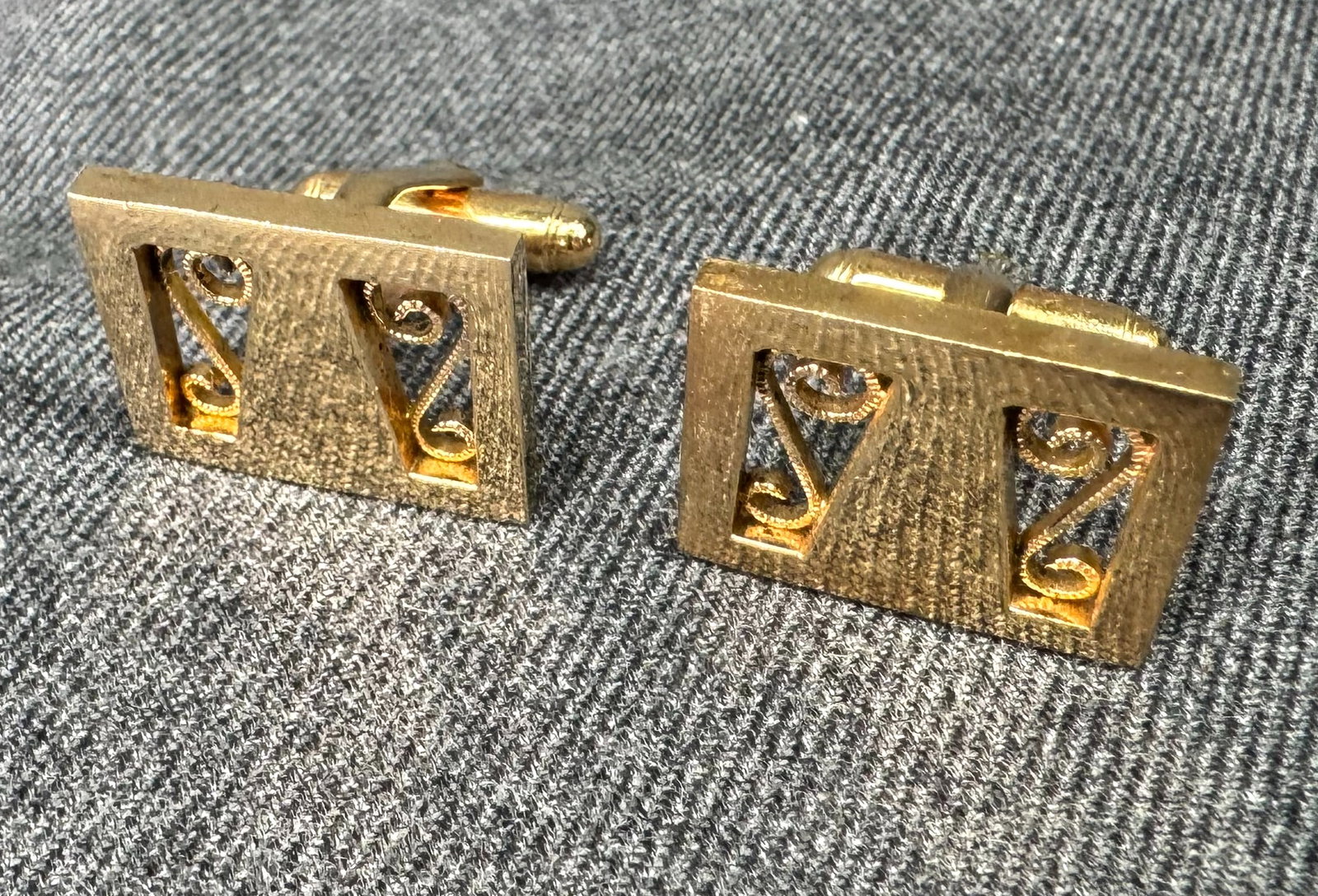 1950s Flex-Let Cut-Out Cufflinks. #n: Vintage Flex-Let Mid-Century Gold-Tone Cut-Out Cufflinks. Unmarked . For measures please refer to the pictures taken with a measuring tape. Weight: 14 Grams. IN HOUSE FLAT SHIPPING & HANDLING COST WIT