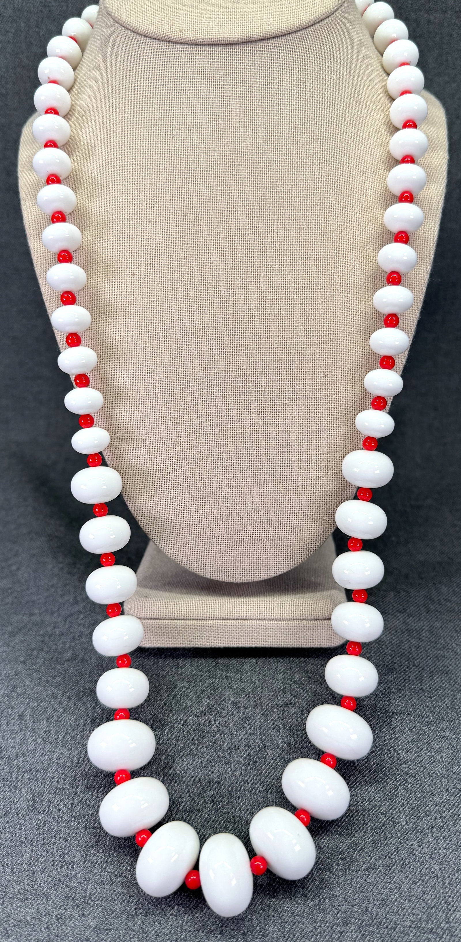 1970s Plastic Bead Necklace. #n: Vintage 1970s Red and White Plastic Bead Necklace. Graduated. Unmarked. For measures please refer to the pictures taken with a measuring tape. Weight: 81 Grams. IN HOUSE FLAT SHIPPING & HANDLING COST 