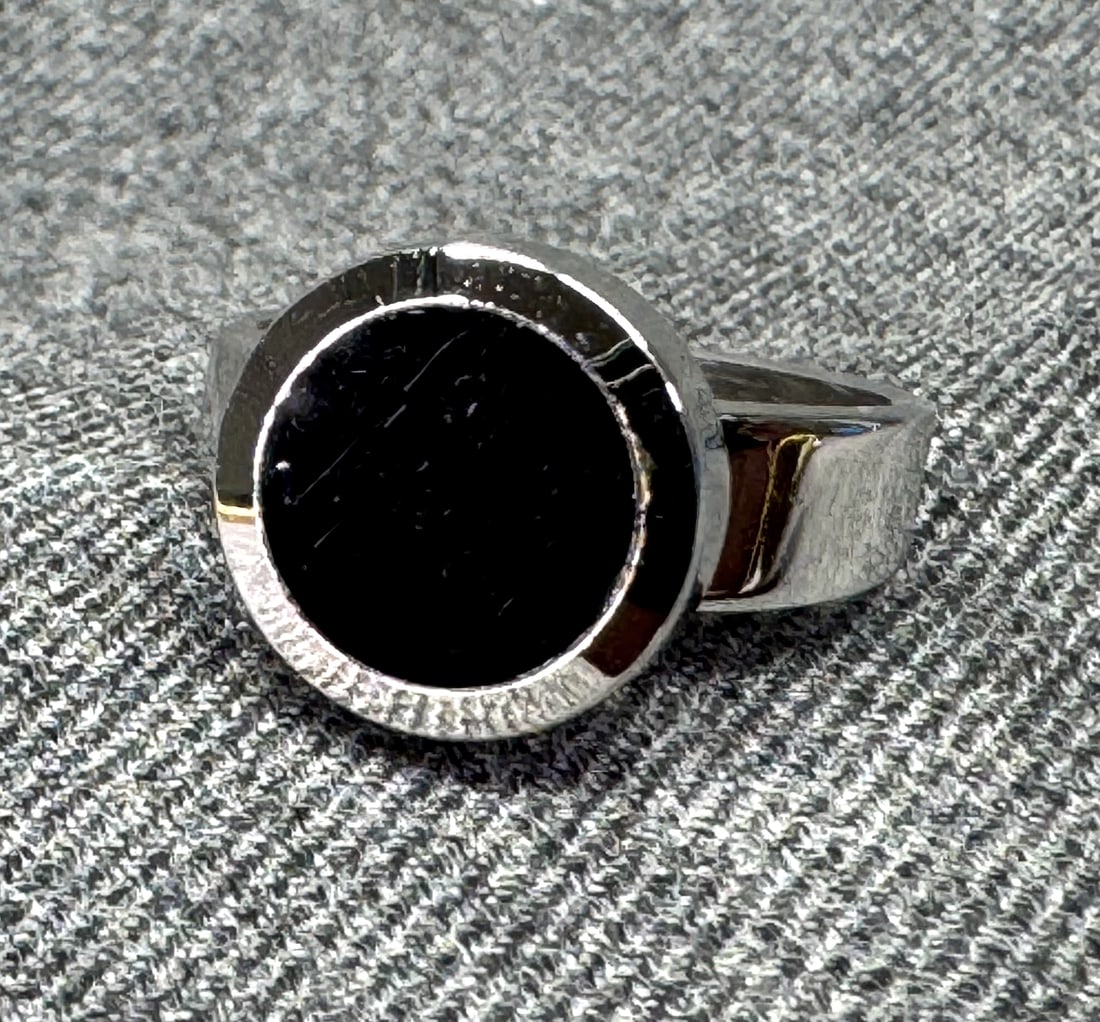 1980s Signet style black lucite ring. #n: Vintage 1980s Signet style black lucite inlay silver-tone metal ring. Unmarked. For measures please refer to the pictures taken with a measuring tape. Weight: 5 Grams. IN HOUSE FLAT SHIPPING & HANDLIN