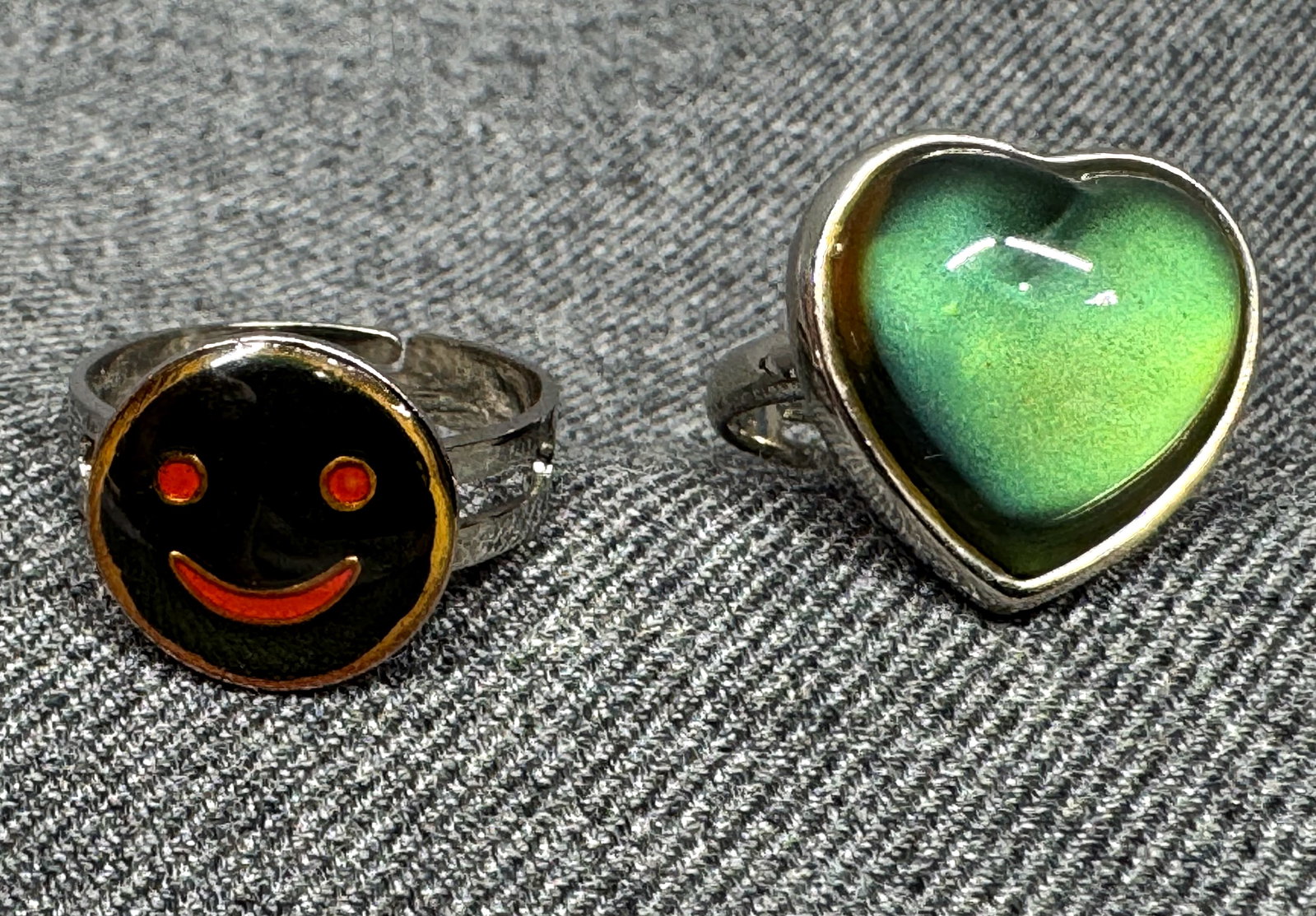 Vintage style Smiley Face & Heart Rings. #n: Vintage style Smiley Face & Heart silver-tone metal adjustable rings. Unmarked. For measures please refer to the pictures taken with a measuring tape. Weight: 8 Grams. IN HOUSE FLAT SHIPPING & HANDLIN