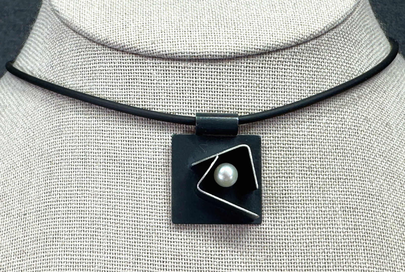 Artsy modern pearl anodized aluminium pendant, rubber sterling choker necklace: IN HOUSE FLAT SHIPPING & HANDLING COST WITHIN ALL THE U.S. : $7 To bypass LiveShipping, and use our In-House shipping service for $7 or shipping combined for multiple lots, please select “Arrang