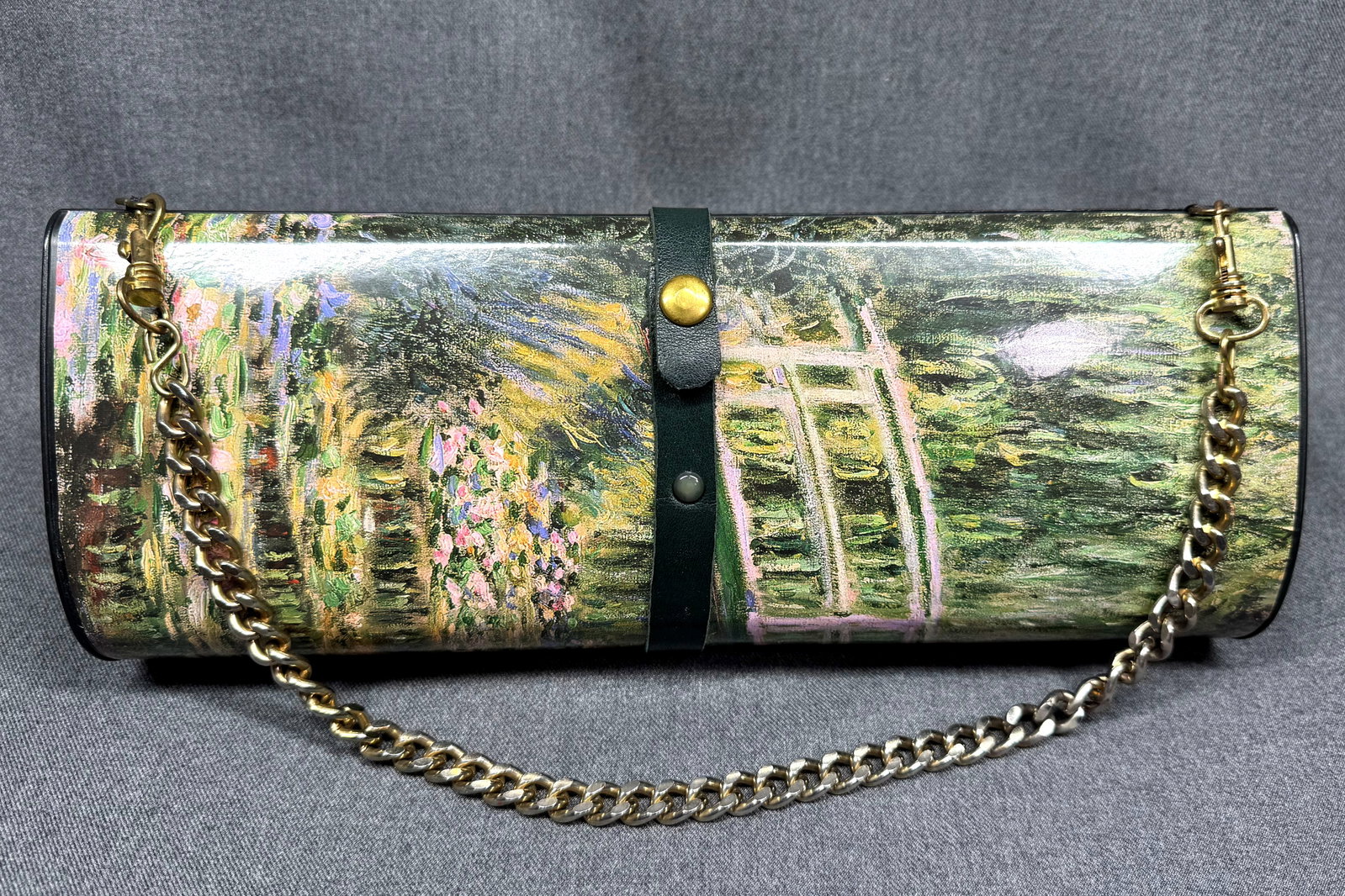 Breeke Hard-Shell Art Magazine Clutch Purse. Claude Monet "The Water Lily Pond". *i: Breeke Hard-Shell lined Fine Art MagazineC onvertible Clutch Purse. Claude Monet "The Water Lily Pond" Edition. Chain strap. Marked. For measures please refer to the pictures taken with a measuring ta