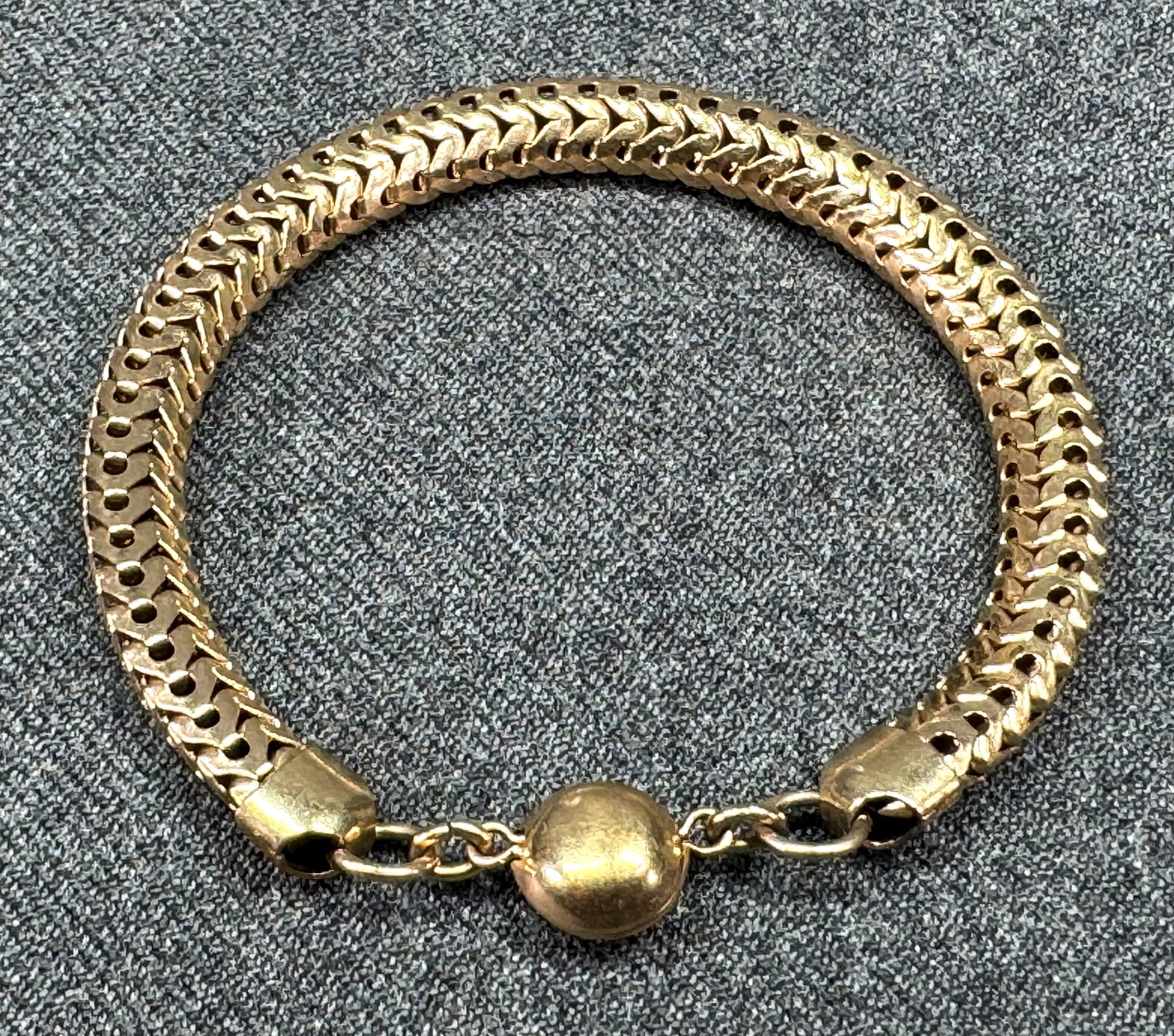 Vintage Open Weave Snake Link Bracelet. Ball Snap Closure. Gold-Toned. *M: Vintage Open Weave Snake Link Bracelet. Ball Snap Closure. Gold-Toned.Unmarked. For measures please refer to the pictures taken with a measuring tape. Weight: 8 Grams. IN HOUSE FLAT SHIPPING &