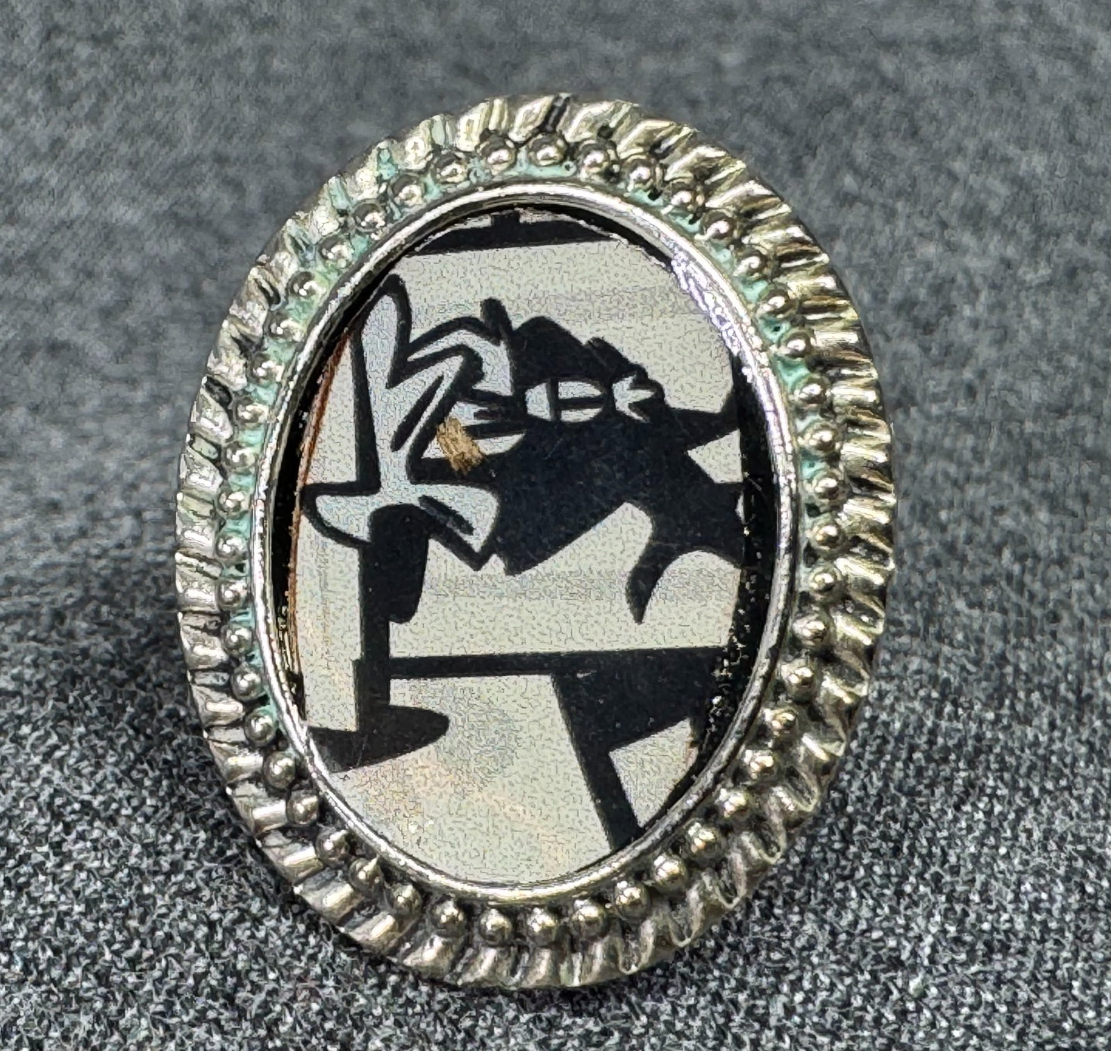 Vintage artsy glitter & black abstract design adjustable ring. *a: Vintage Hawaiian puka shell choker necklace. Silver-toned metal Unmarked. For measures please refer to the pictures taken with a measuring tape. Weight: 2 Grams IN HOUSE FLAT SHIPPING & HANDLING COST 
