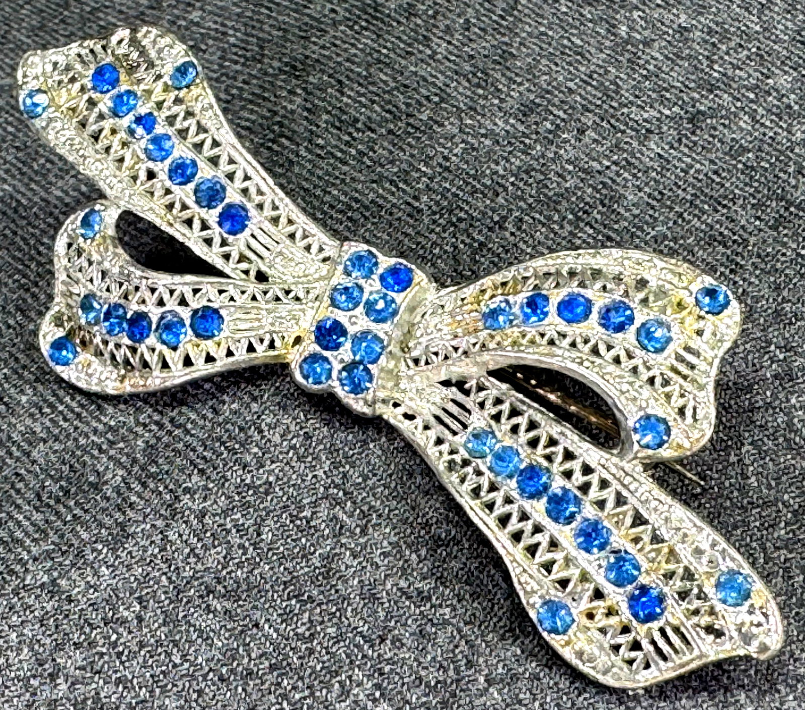 Vintage ribbons in bow blue crystals pot metal pin brooch: IN HOUSE FLAT SHIPPING & HANDLING COST WITHIN ALL THE U.S. : $7 To bypass LiveShipping, and use our In-House shipping service for $7 or shipping combined for multiple lots, please select “Arrang