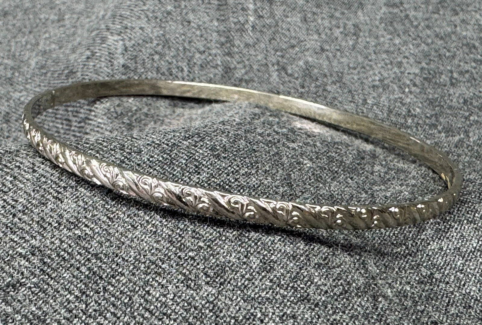 Vintage scrolls & striped bracelet bangle. Silver-toned metal. *e: Vintage scrolls & striped bracelet bangle. Silver-toned metal. Unmarked. For measures please refer to the pictures that were taken with a measuring tape. Weight: 6 Grams. IN HOUSE FLAT SHIPPING & HAND