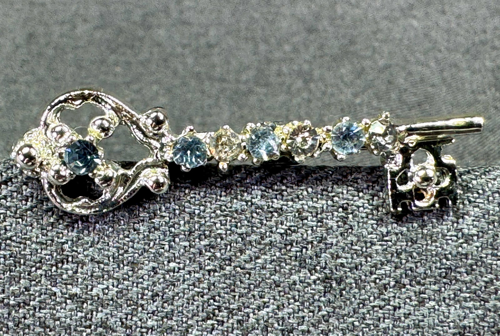 Vintage Skeleton Key Brooch Pin. Rhinestones. Silver-tone. *M: Vintage Skeleton Key Brooch Pin. Rhinestones. Silver-tone. Unmarked. For measures please refer to the pictures taken with a measuring tape. Weight: 7 Grams. IN HOUSE FLAT SHIPPING & HANDLING COST WITH