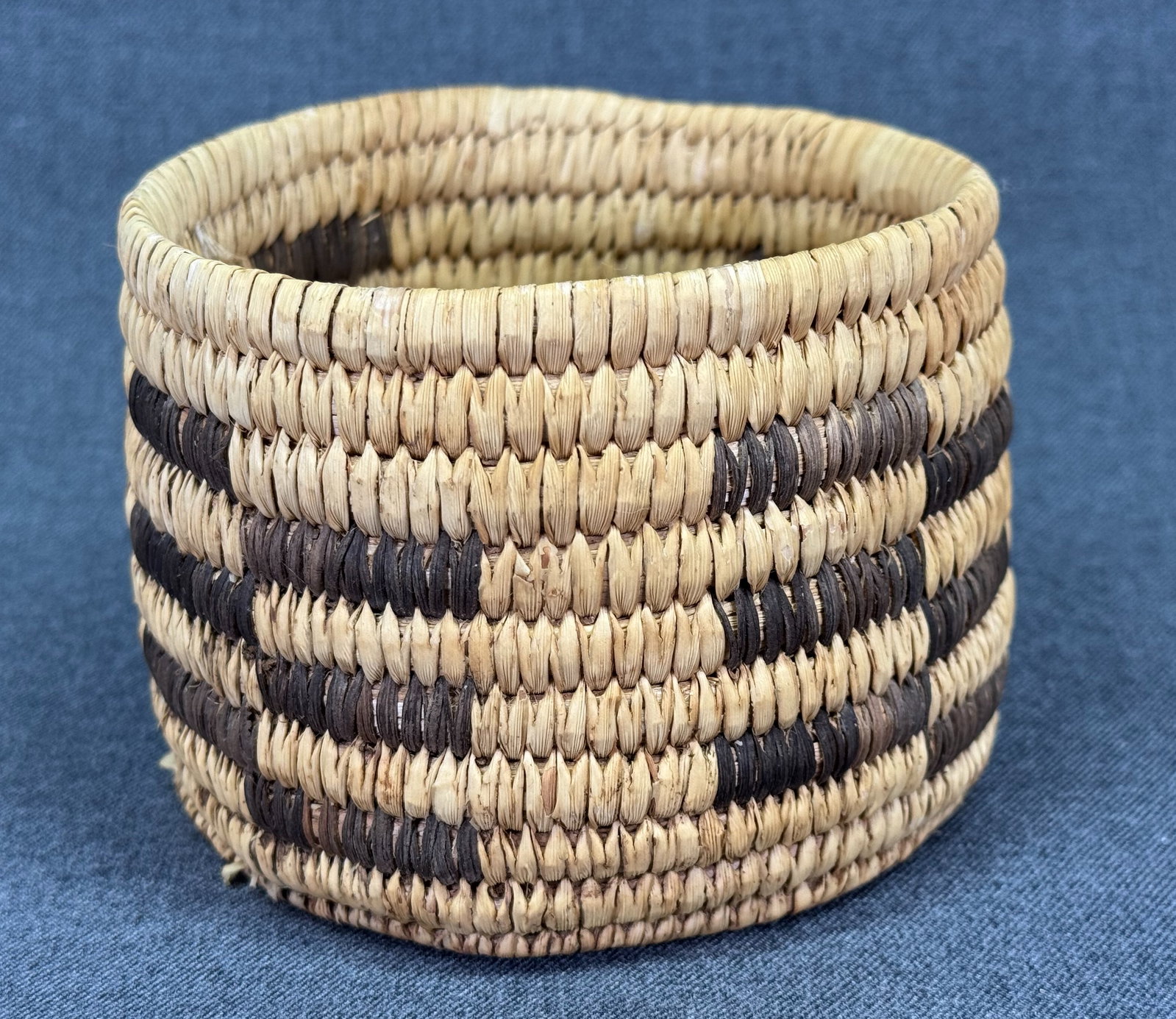 Vintage Native American Tohono O’odham Papago Basket: IN HOUSE FLAT SHIPPING & HANDLING COST WITHIN ALL THE U.S. : $9 To bypass LiveShipping, and use our In-House shipping service for $9 or shipping combined for multiple lots, please select “Arrang
