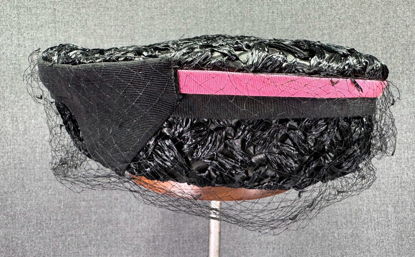 Vintage Sunnyland art deco fuchsia & black gross grain woven raffia hat with net: IN HOUSE FLAT SHIPPING & HANDLING COST WITHIN ALL THE U.S. : $10 To bypass LiveShipping, and use our In-House shipping service for $10 or shipping combined for multiple lots, please select “Arra