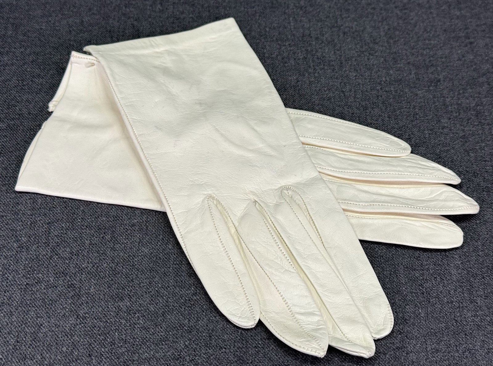 Vintage white leather gloves.: IN HOUSE FLAT SHIPPING & HANDLING COST WITHIN ALL THE U.S. : $7 To bypass LiveShipping, and use our In-House shipping service for $7 or shipping combined for multiple lots, please select “Arrang