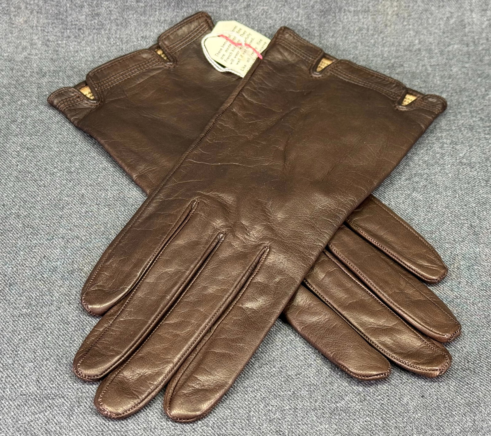 Unused Vintage Aris of Paris Brown Leather Gloves. Silk Lined. France. Saks Label. *M: Unused Vintage Aris of Paris Size 7.5 Brown Kidskin Leather Gloves 100% Silk Lined France. Saks Fith Ave Label. For measures please refer to the pictures taken with a measuring tape. Weight: 32 Grams.