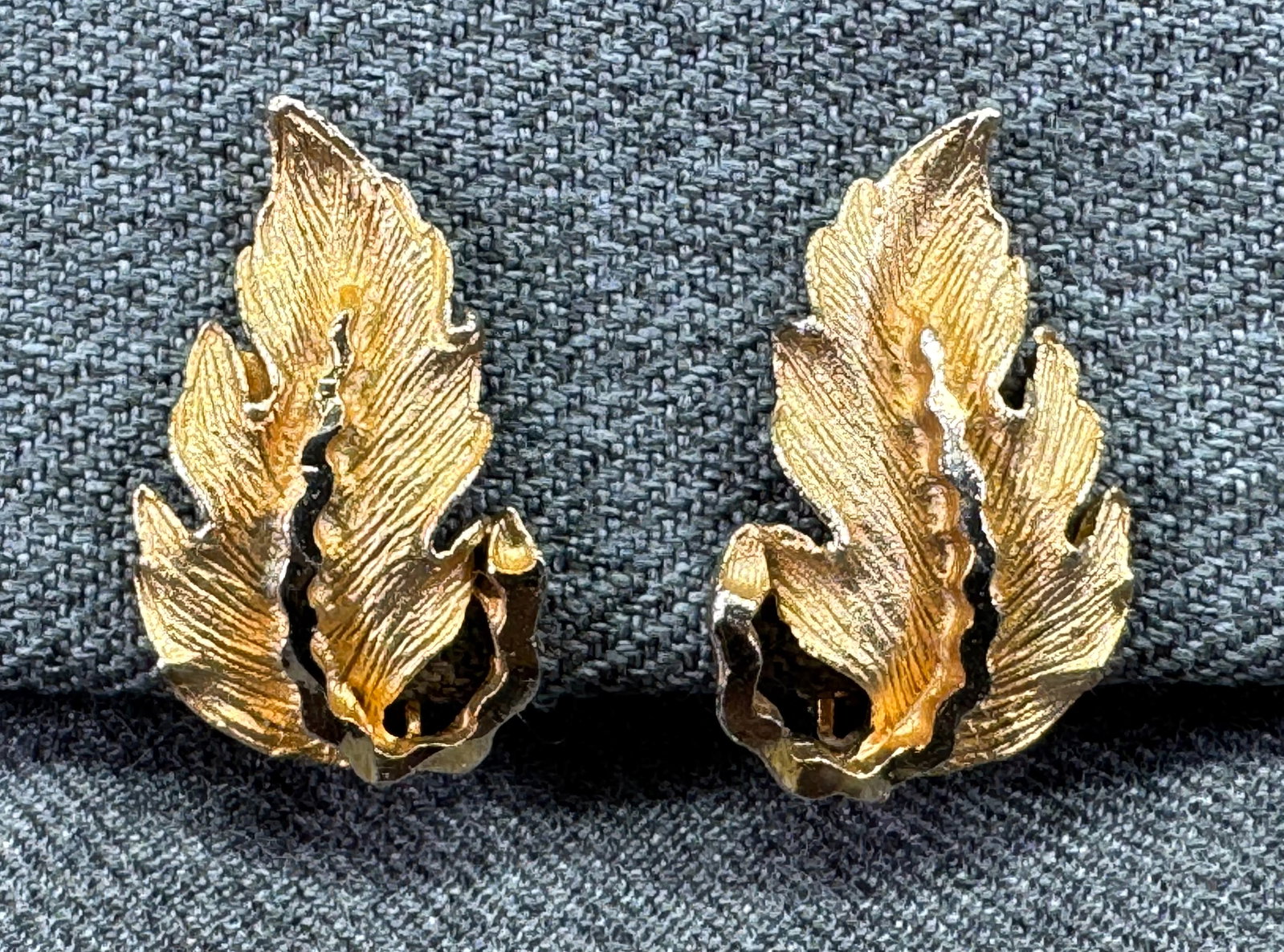 Vintage Textured Gold-Tone Leaf Clip-On Earrings. *K (1 of 4)