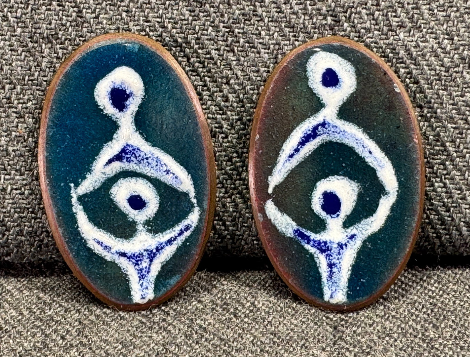 Vintage MCM figural holding hands enamel copper screw back earrings: IN HOUSE FLAT SHIPPING & HANDLING COST WITHIN ALL THE U.S. : $7 To bypass LiveShipping, and use our In-House shipping service for $7 or shipping combined for multiple lots, please select “Arrang